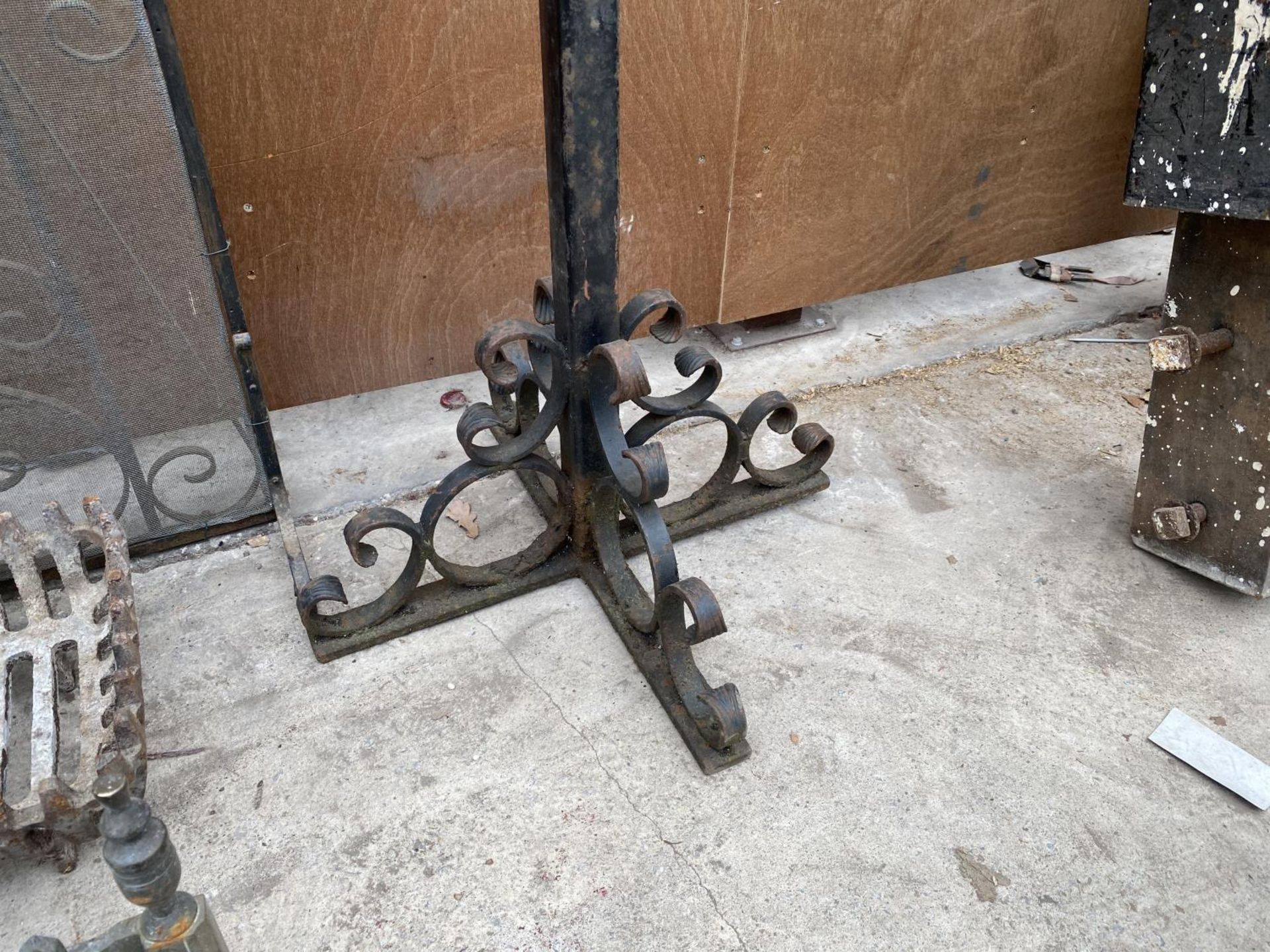 A DECORATIVE WROUGHT IRON STAND (H:152CM) - Image 2 of 3