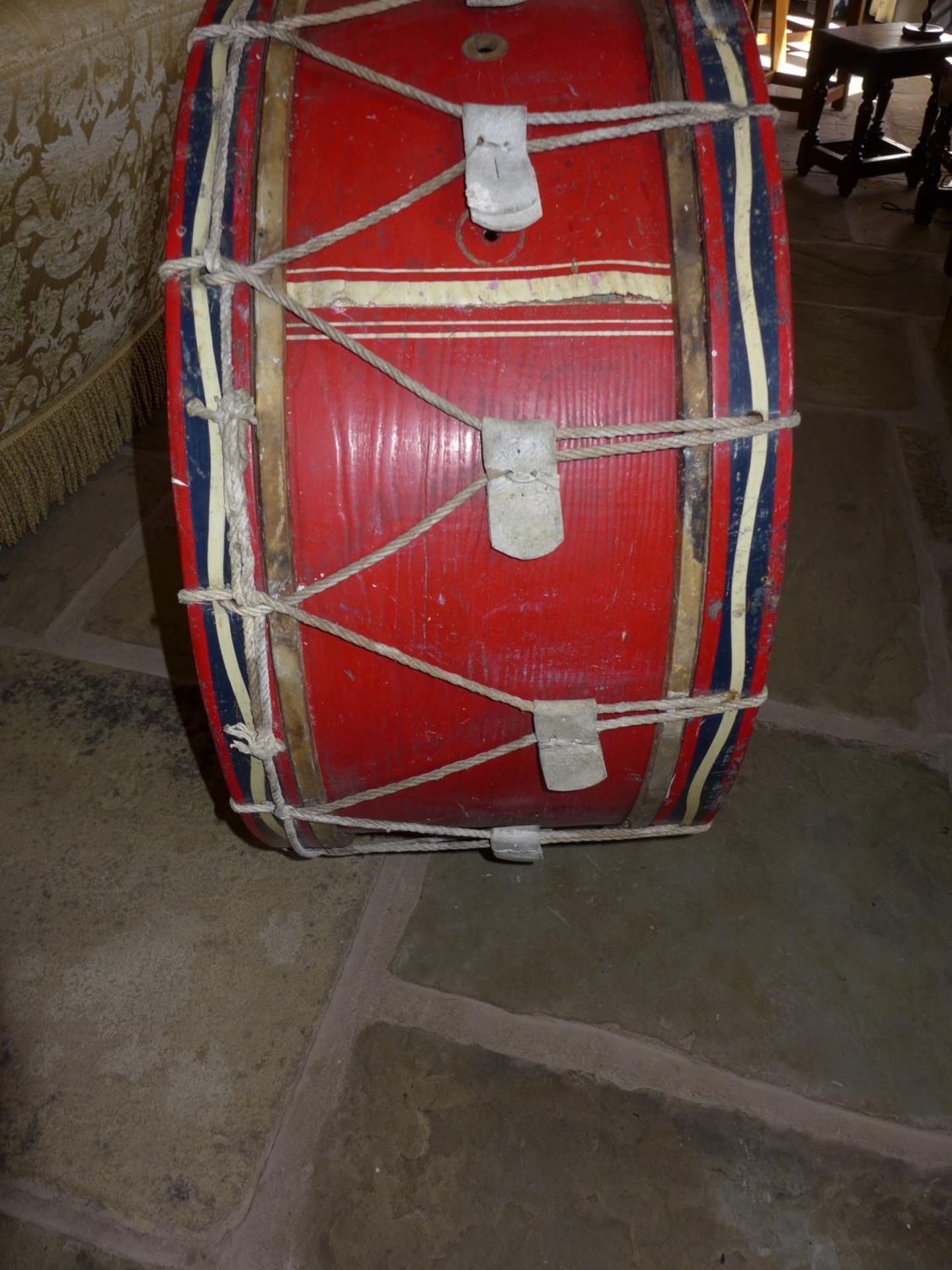 A LARGE EARLY 20TH CENTURY ROYAL ARTILLARY REGIMENTAL BASS DRUM, 82 CM DIAMETER, WITH ROYAL COAT - Image 15 of 17