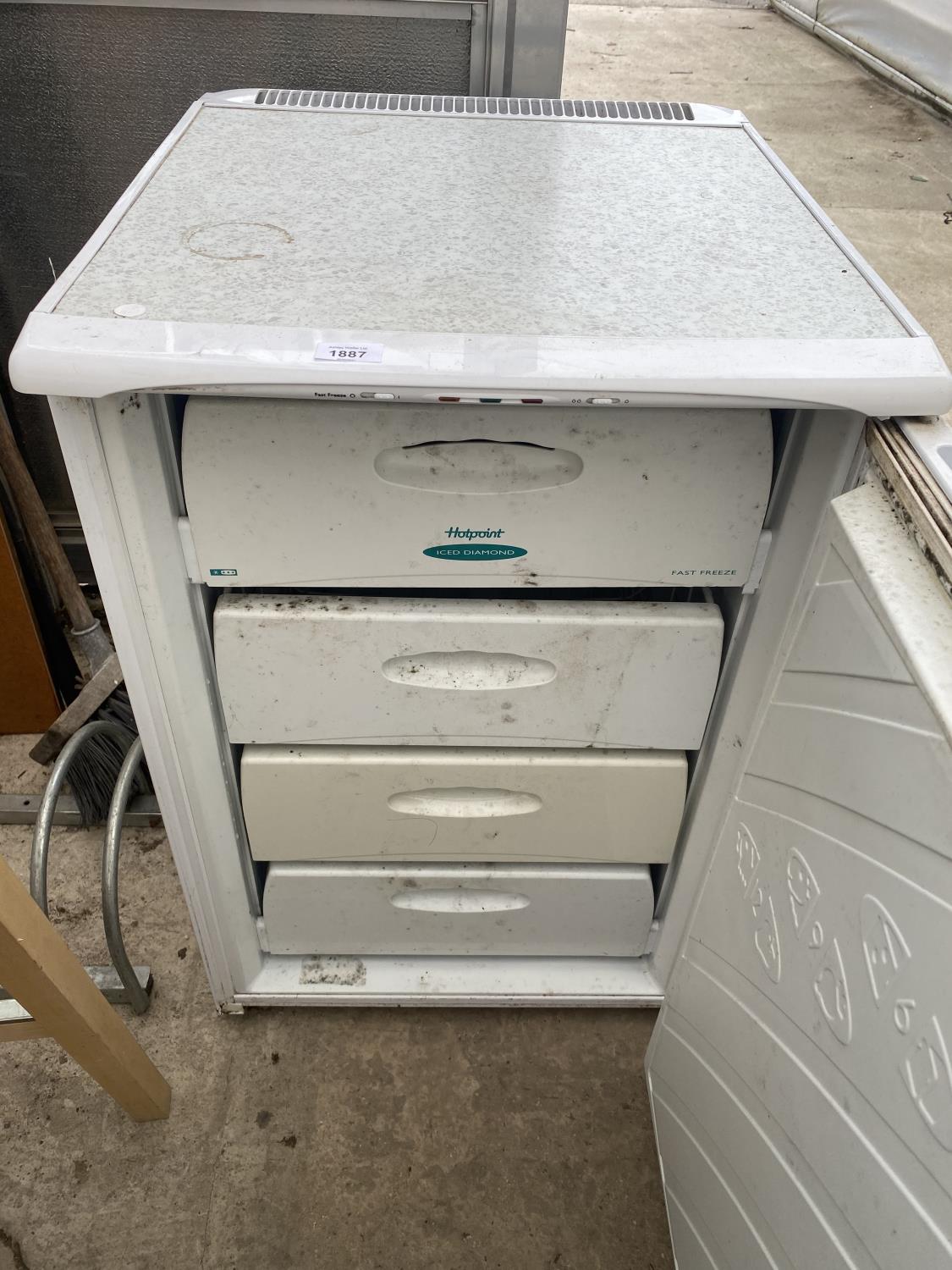 A WHITE HOTPOINT ICED DIAMOND UNDER COUNTER FREEZER BELIEVED IN WORKING ORDER BUT NO WARRANTY - Image 3 of 3