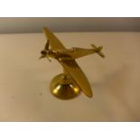 A BRASS MODEL ON STAND OF A SPITFIRE, HEIGHT 14CM