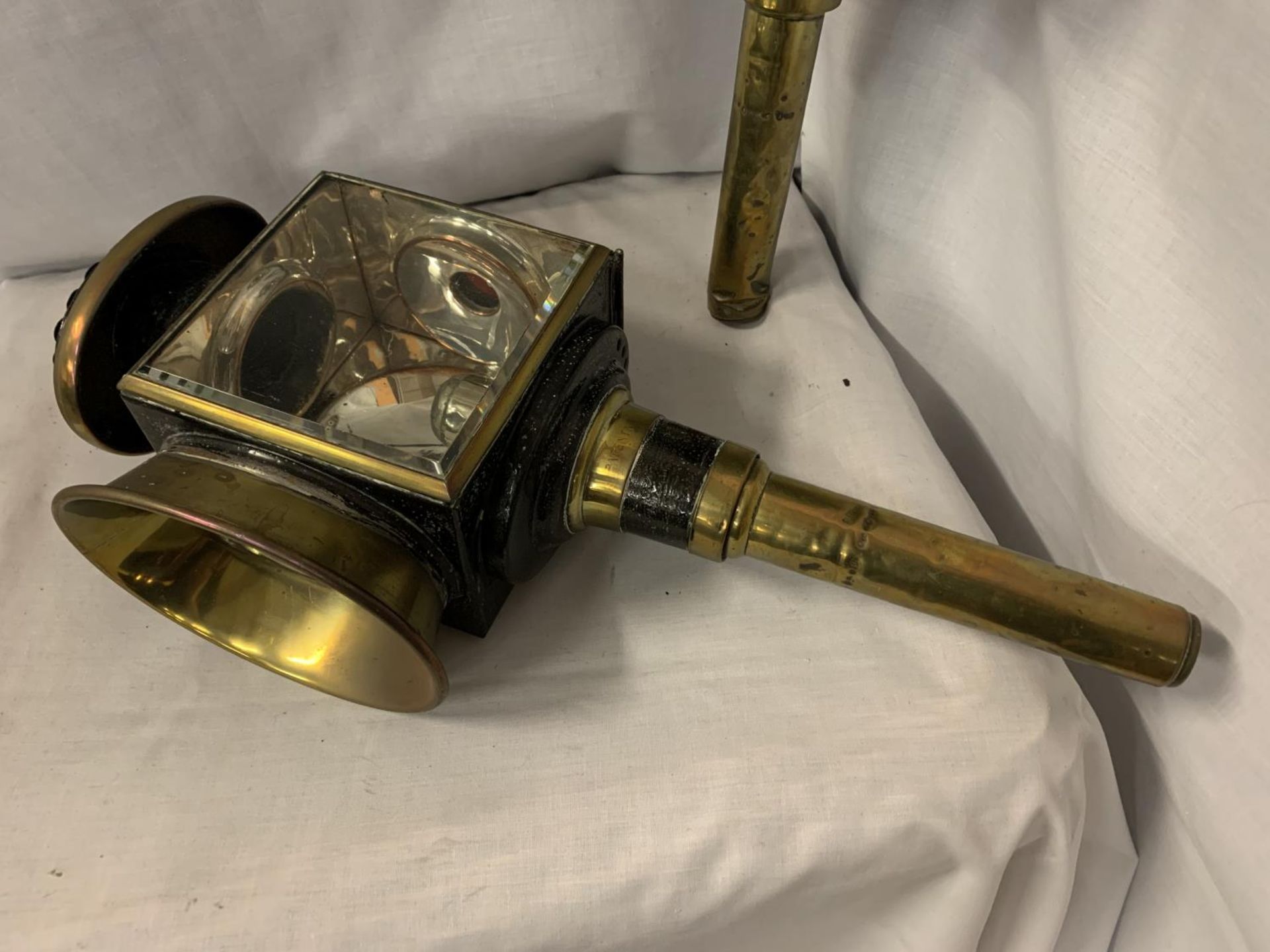 A PAIR OF VINTAGE BRASS COACHING LAMPS (ONE WITH GLASS A/F) - Image 2 of 5