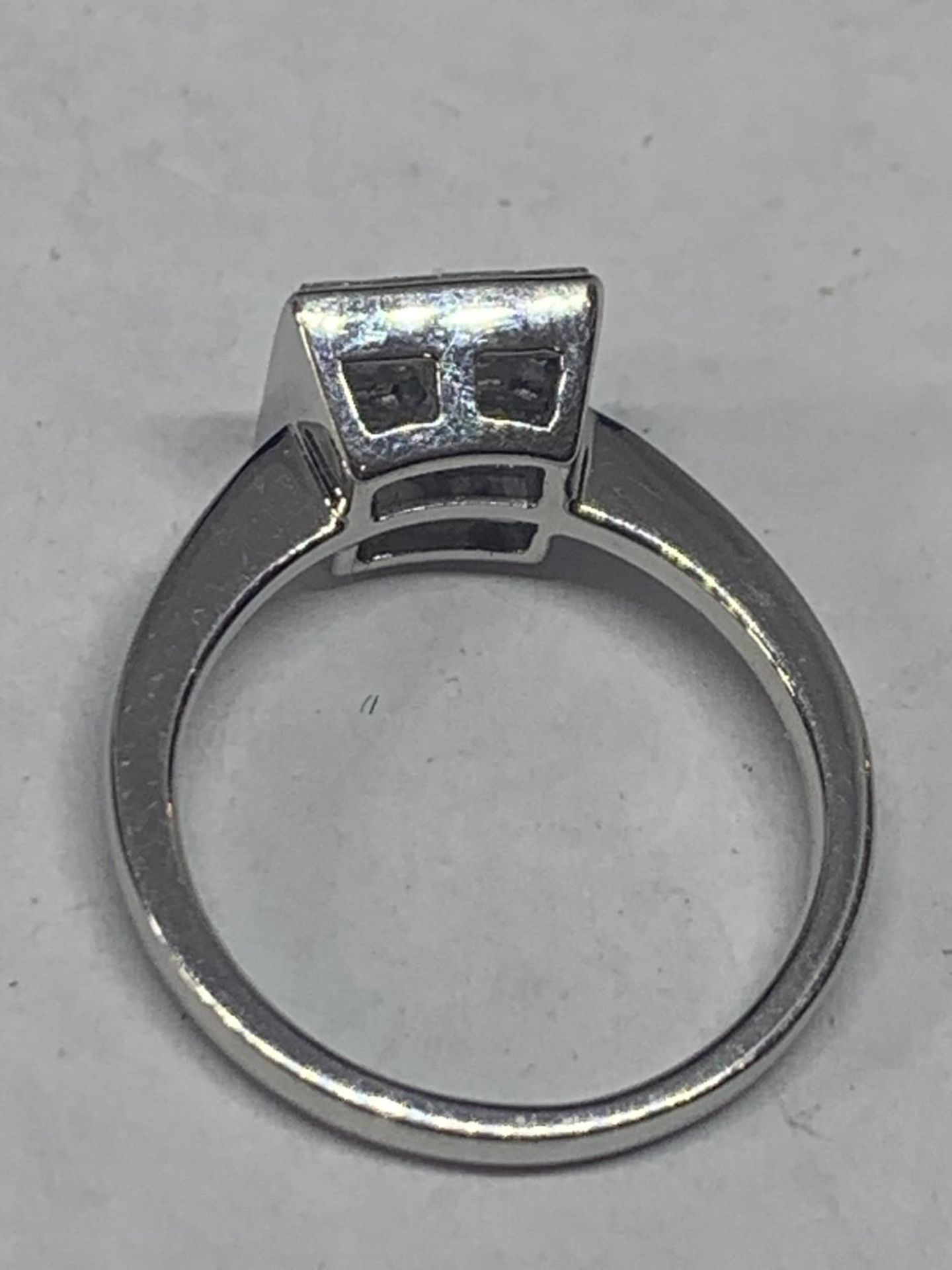 AN 18 CARAT WHITE GOLD RING WITH SIXTEEN DIAMONDS SET IN A SQUARE GROSS WIEGHT 3.9 GRAMS SIZE L/M - Bild 5 aus 5