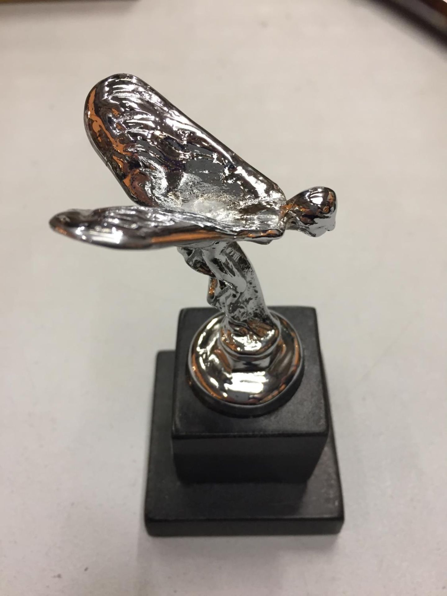 A ROLLS ROYCE SPIRIT OF ECSTASY FLYING LADY MOUNTED ON A BLACK BASE H:12.5CM - Image 3 of 3