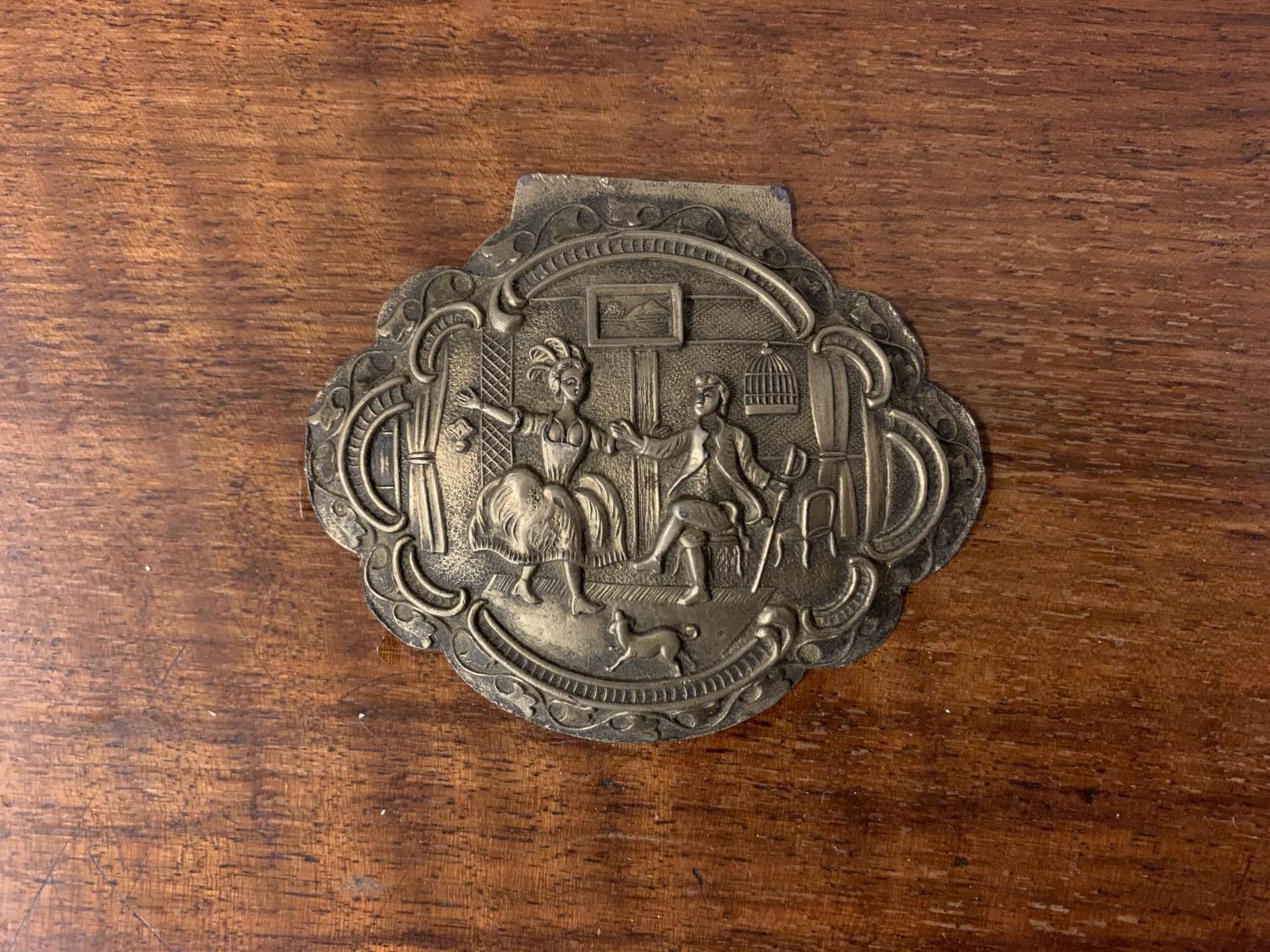 A MAHOGANY WRITING SLOPE WITH A DECORATIVE PLAQUE AND KEY TO INCLUDE A PARKER BIRO - Image 4 of 4