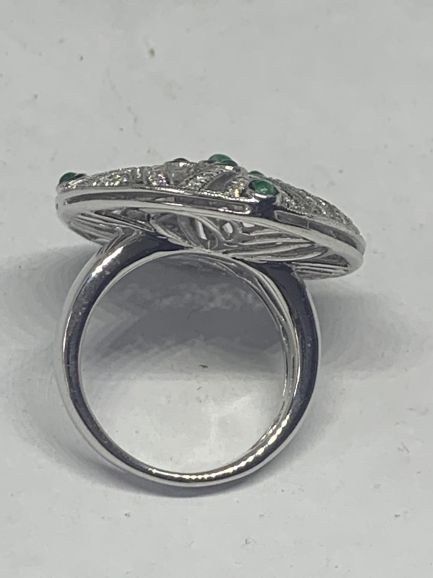 AN 18 CARAT WHITE GOLD DIAMOND AND EMERALD COCKTAIL RING GROSS WEIGHT 13.2 GRAMS SIZE O/P - Bild 3 aus 4