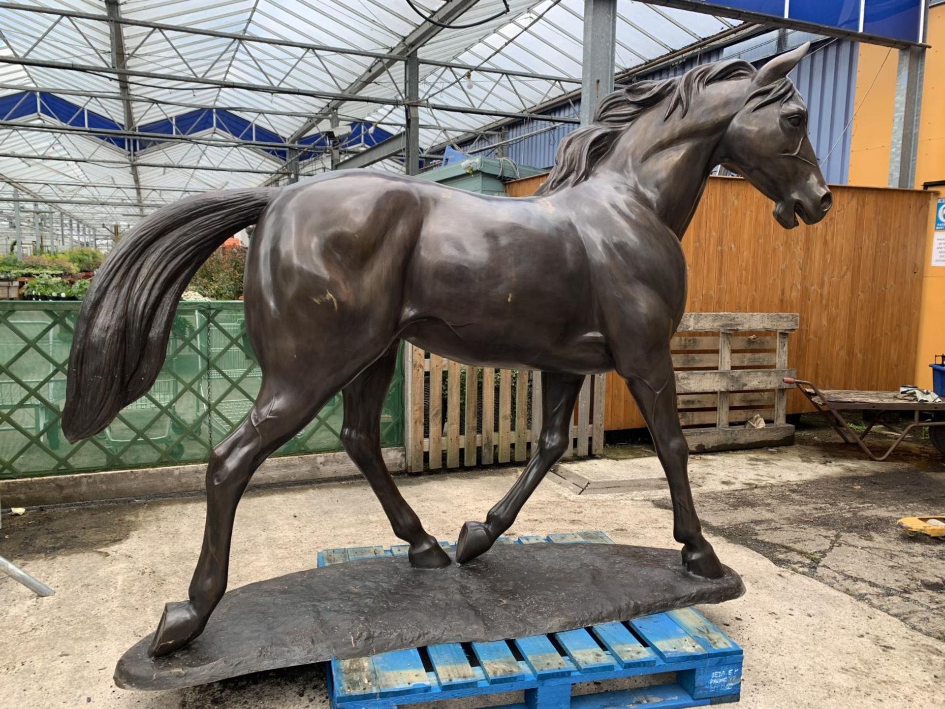 A LIFE-SIZE BRONZE HORSE FIGURE STANDING AT 13 HANDS HIGH - Image 7 of 8