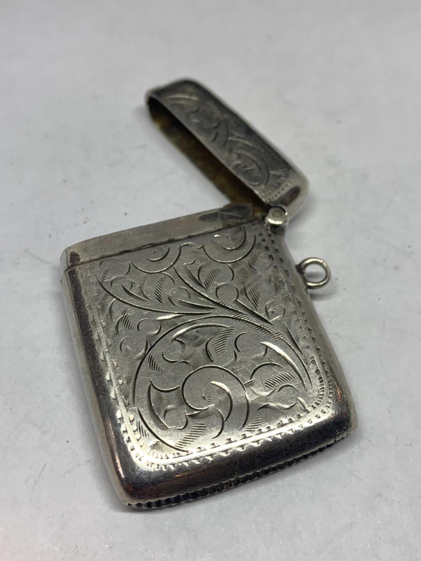 AN ORNATE HALLMARKED BIRMINGHAM SILVER VESTA CASE - Image 2 of 3