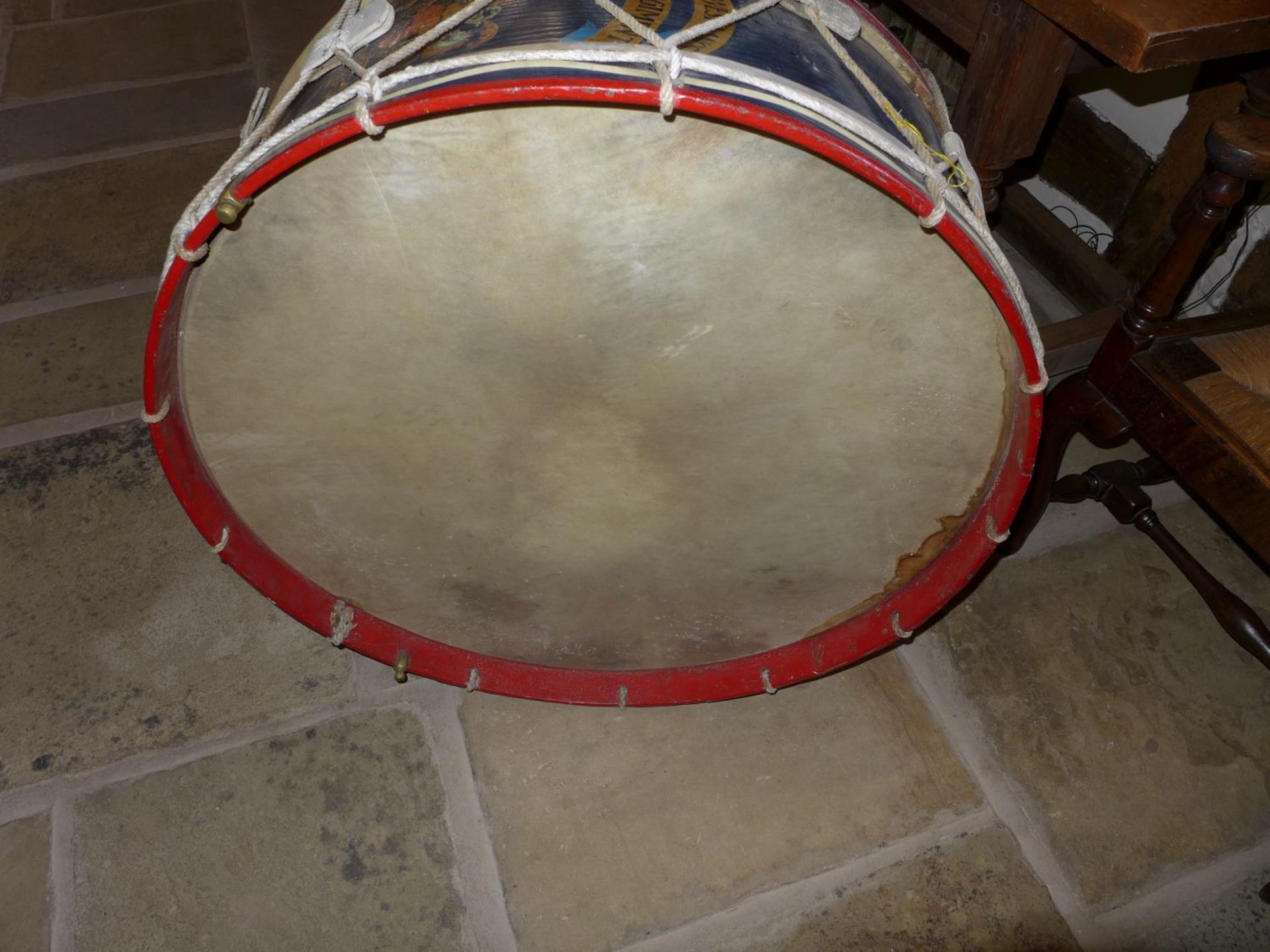 A LARGE EARLY 20TH CENTURY ROYAL ARTILLARY REGIMENTAL BASS DRUM, 82 CM DIAMETER, WITH ROYAL COAT - Image 13 of 17