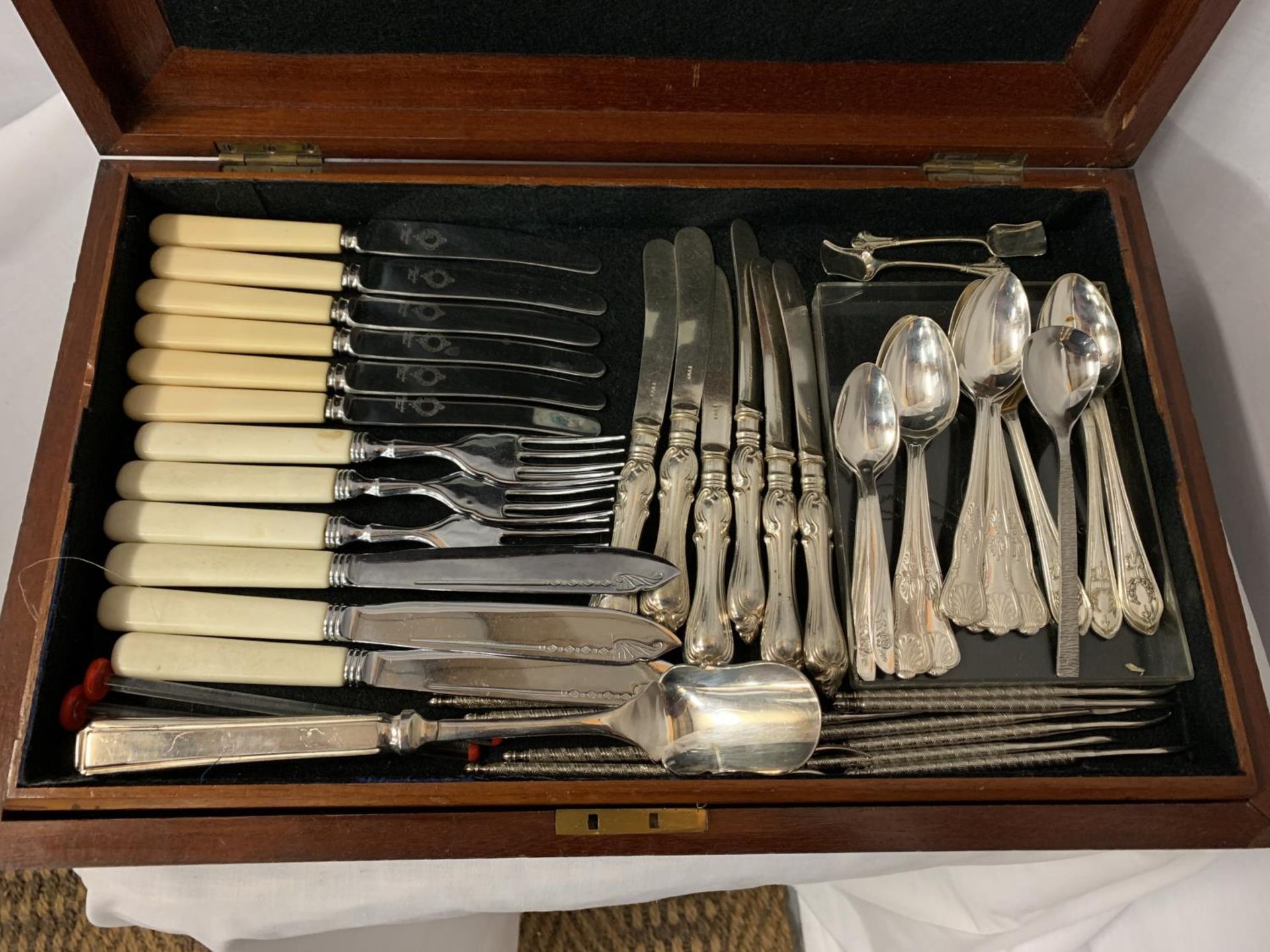 A MAHOGANY BOX WITH BRASS INLAY CONTAINING VARIOUS ITEMS OF FLATWARE - Image 2 of 8