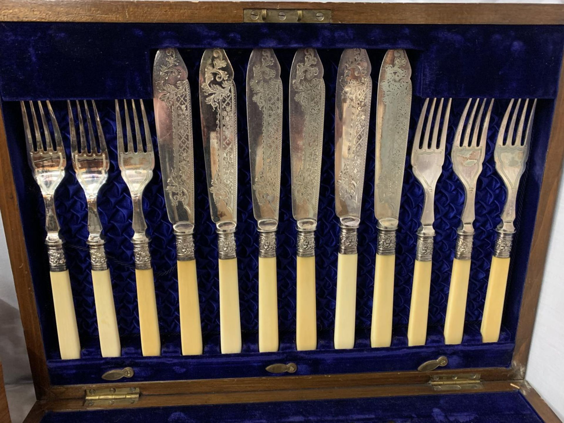 A MAHOGANY AND BRASS INLAY CANTEEN OF CUTLERY WITH TWELVE SETS OF FISH KNIVES AND FORKS AND A LETTER - Image 4 of 6