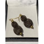 A PAIR OF VICTORIAN 9 CARAT GOLD AND PLAITED HAIR EARRINGS IN A PRESENTATION BOX