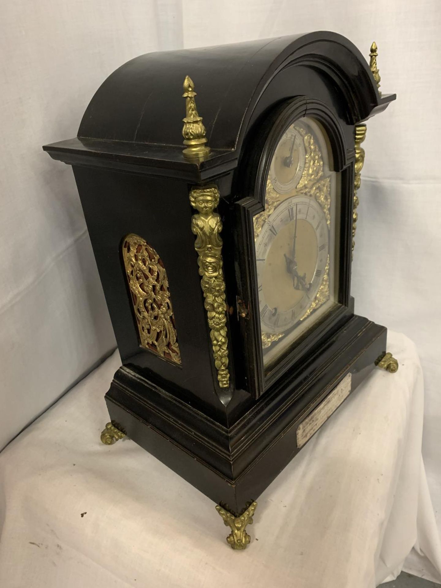 A VICTORIAN EBONISED BRACKET CLOCK WITH SILVERISED DIAL, GILDED DECORATION AND PIERCED SIDE - Image 3 of 7