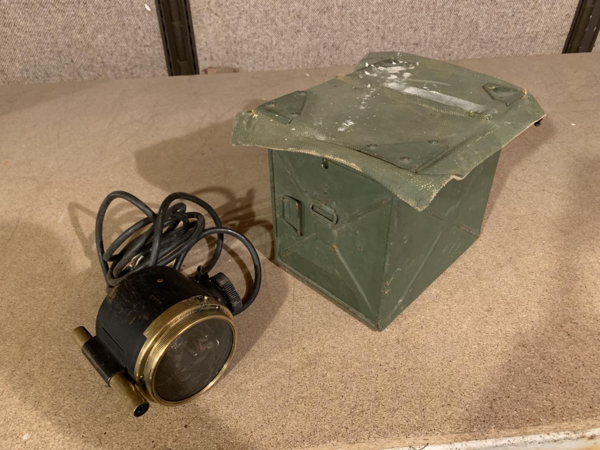 A WW2 SIGNALLING LAMP IN CASE - Image 2 of 3