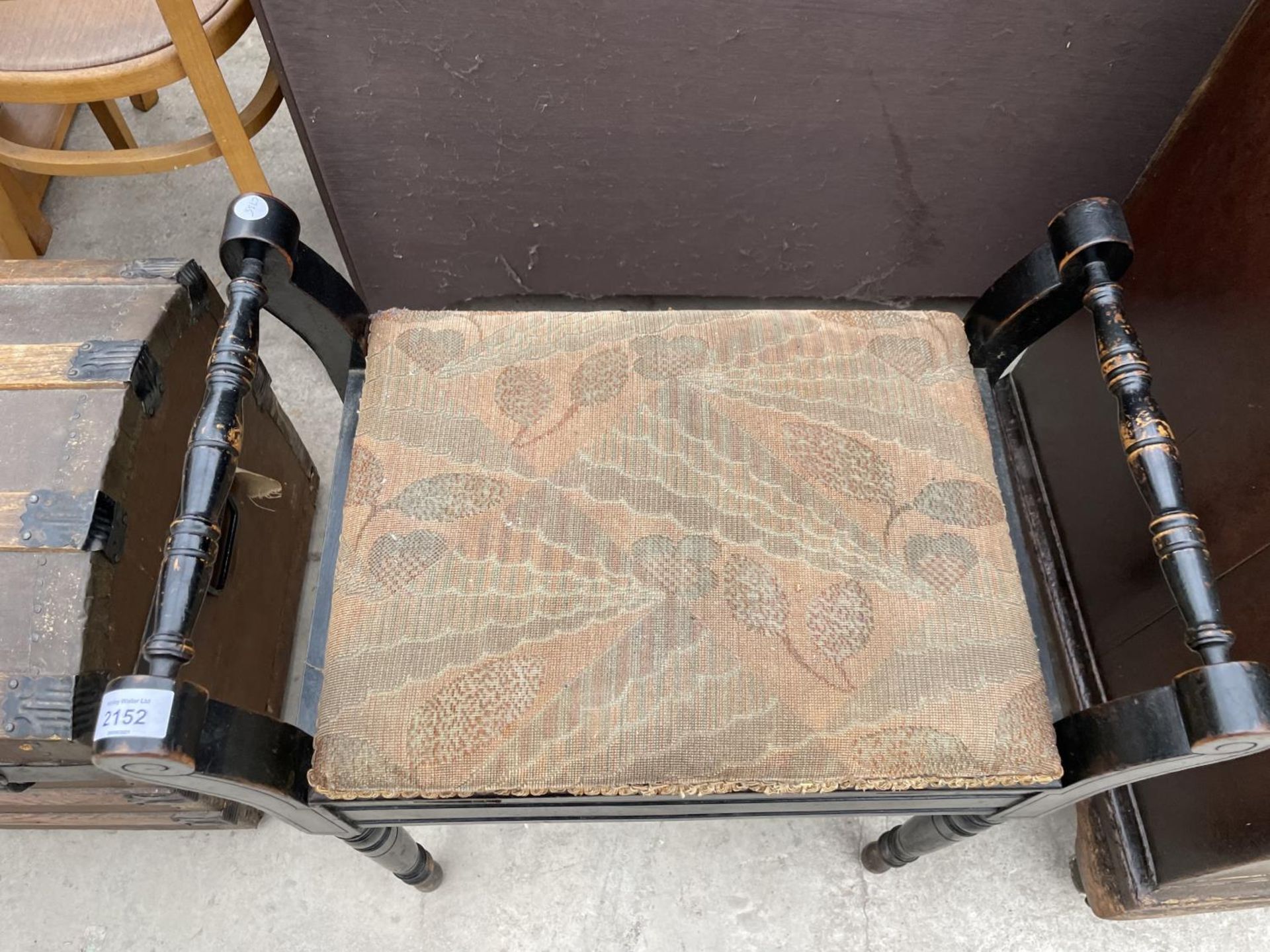 AN EDWARDIAN EBONISED MUSIC STOOL - Image 2 of 3