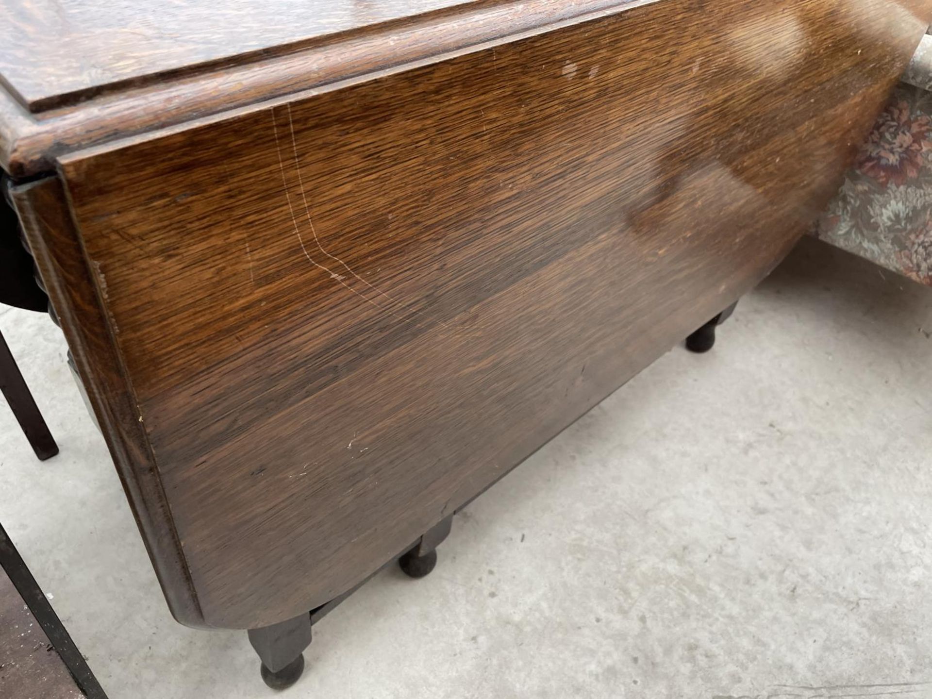 AN EARLY 20TH CENTURY OAK GATELEG TABLE ON BARLEYTWIST LEGS - Image 3 of 5