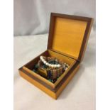 A DECORATIVE WOODEN SQUARE LIDDED BOX WITH VARIOUS ITEMS OF COSTUME JEWELLERY