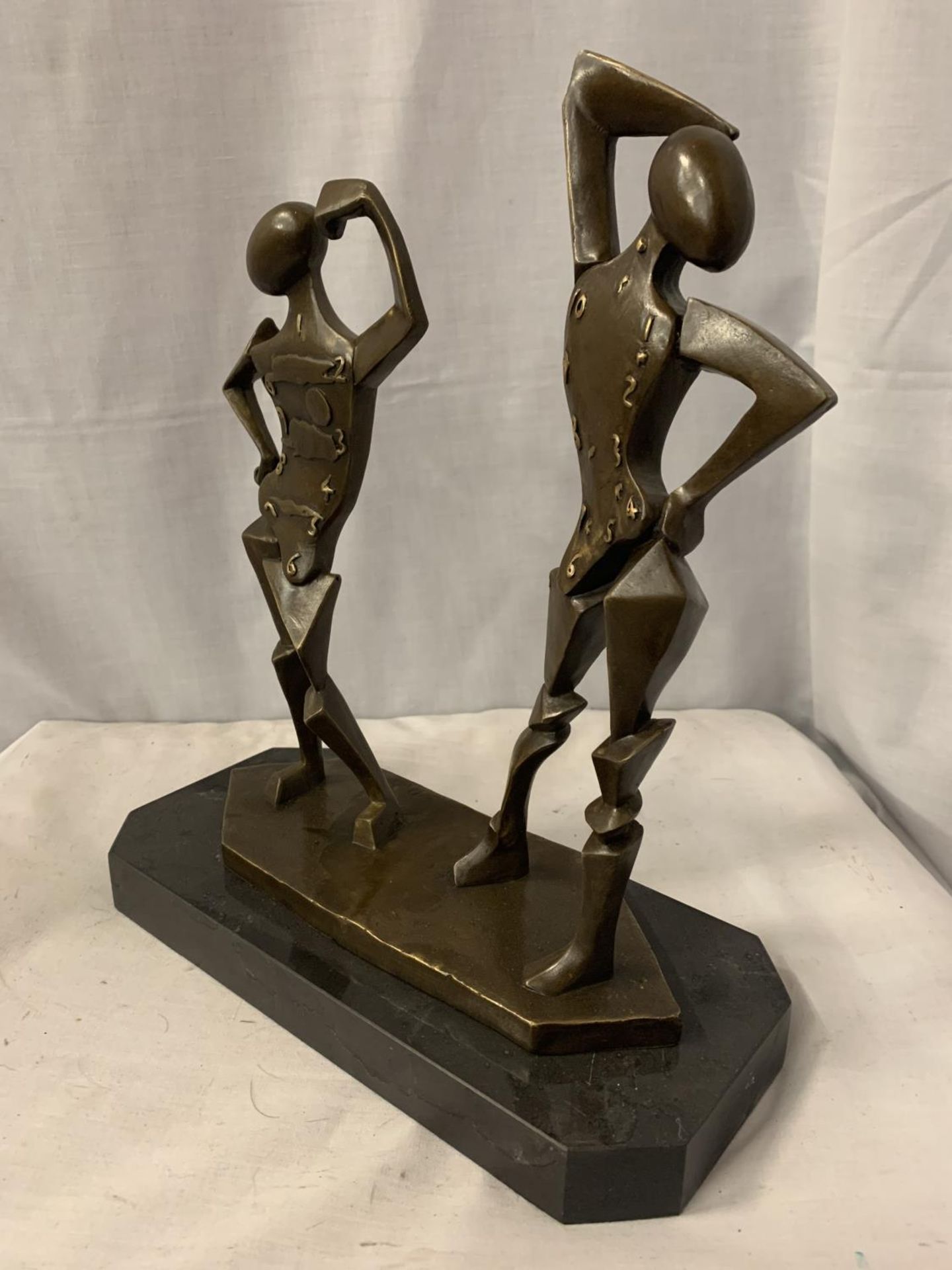 A BRONZE SCULPTURE OF TWO SALVADOR DALI FIGURES ON A MARBLE BASE H:35CM - Image 2 of 5