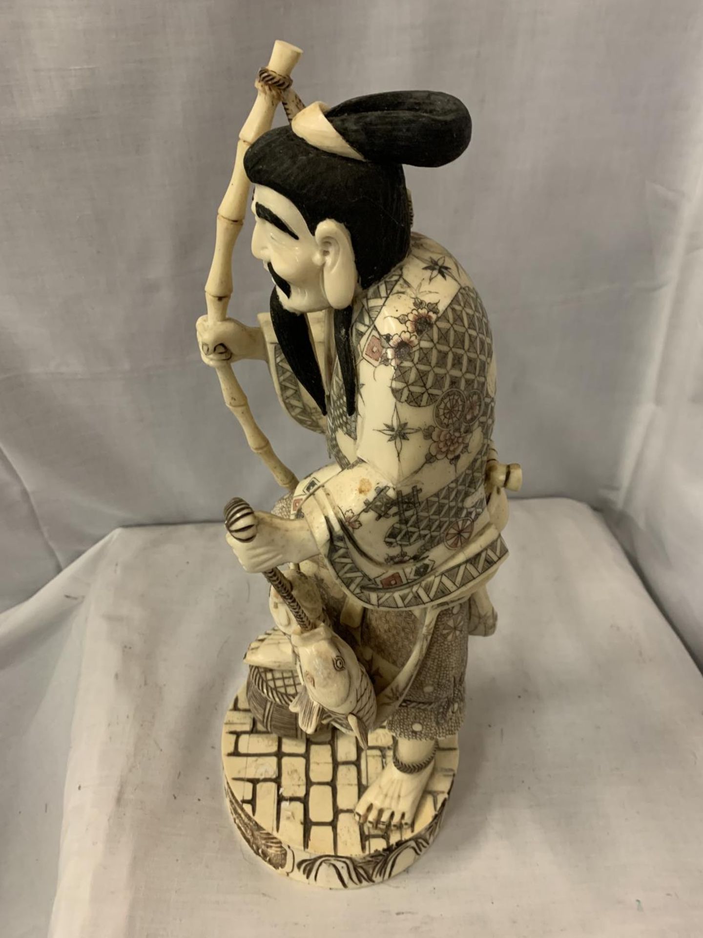 A TALL CARVED BONE JAPANESE MAN FIGURINE - Image 2 of 4