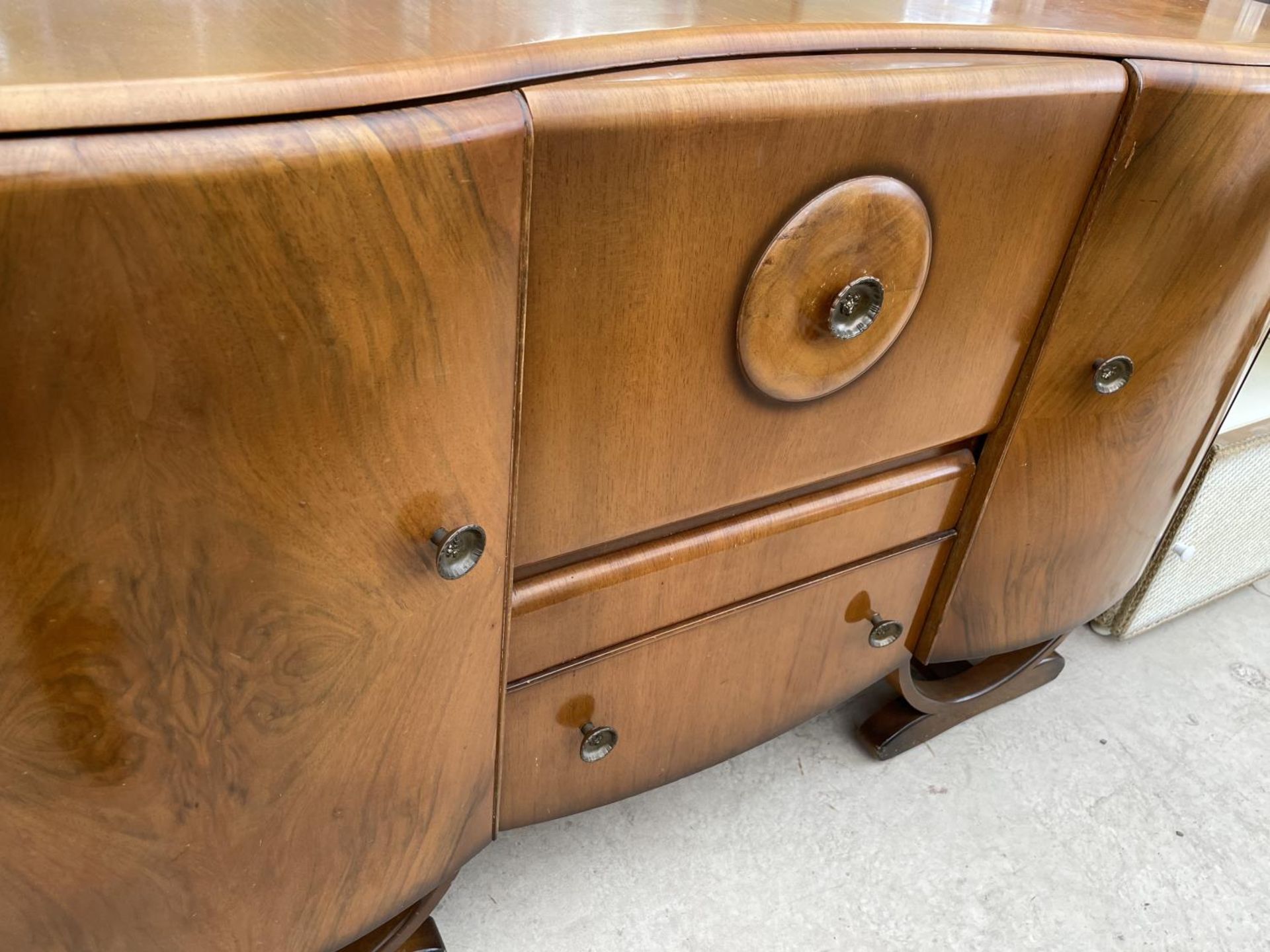 A MID 20TH CENTURY SHINY WALNUT SIDEBOARD AND MATCHING DRAW-LEAF DINING TABLE - Image 8 of 9