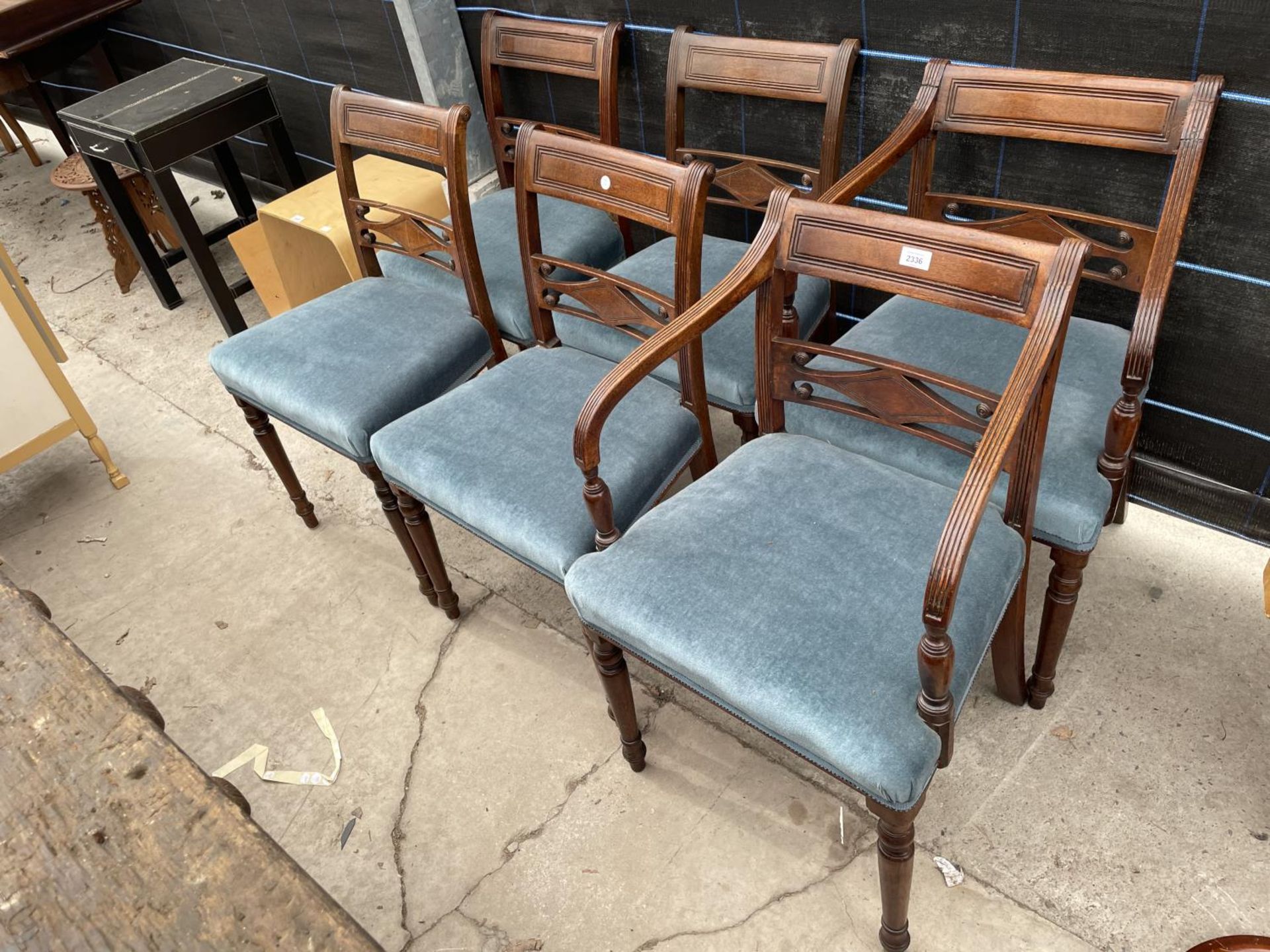 A SET OF SIX MAHOGANY 19TH CENTURY DINING CHAIRS ON TURNED FRONT LEGS, TO INCLUDE TWO CARVERS