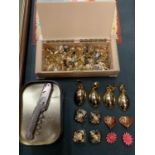 A BAKELITE JEWELLERY BOX FULL OF MAINLY YELLOW METAL CLIP ON EARRINGS