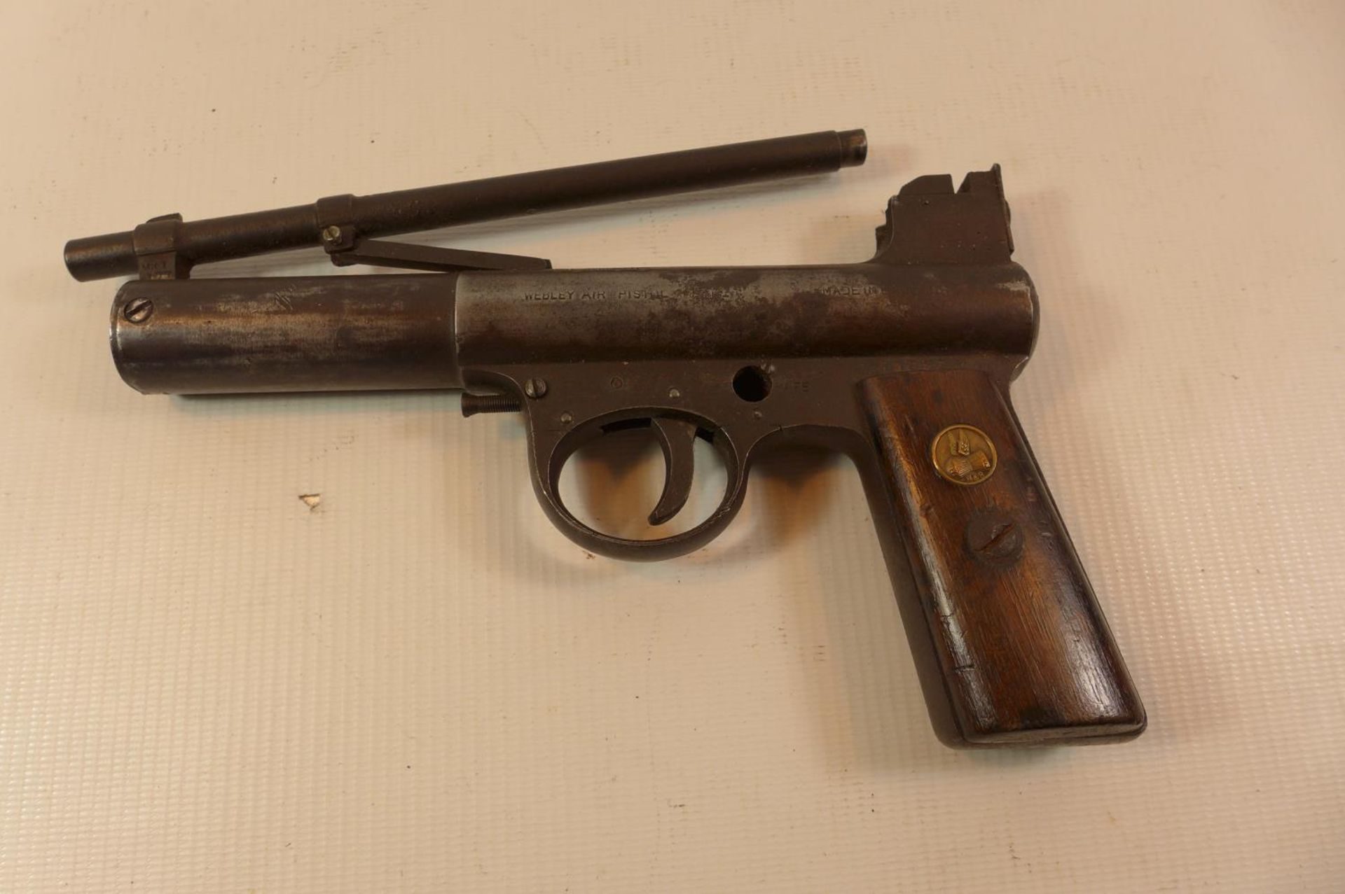 A WEBLEY AND SCOTT MARK I, 177 CALIBRE AIR PISTOL, WITH AN 18CM BARREL LACKING SAFETY.SERIAL - Image 3 of 4