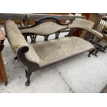 AN EDWARDIAN CHAISE LONGUE ON CABRIOLE LEGS