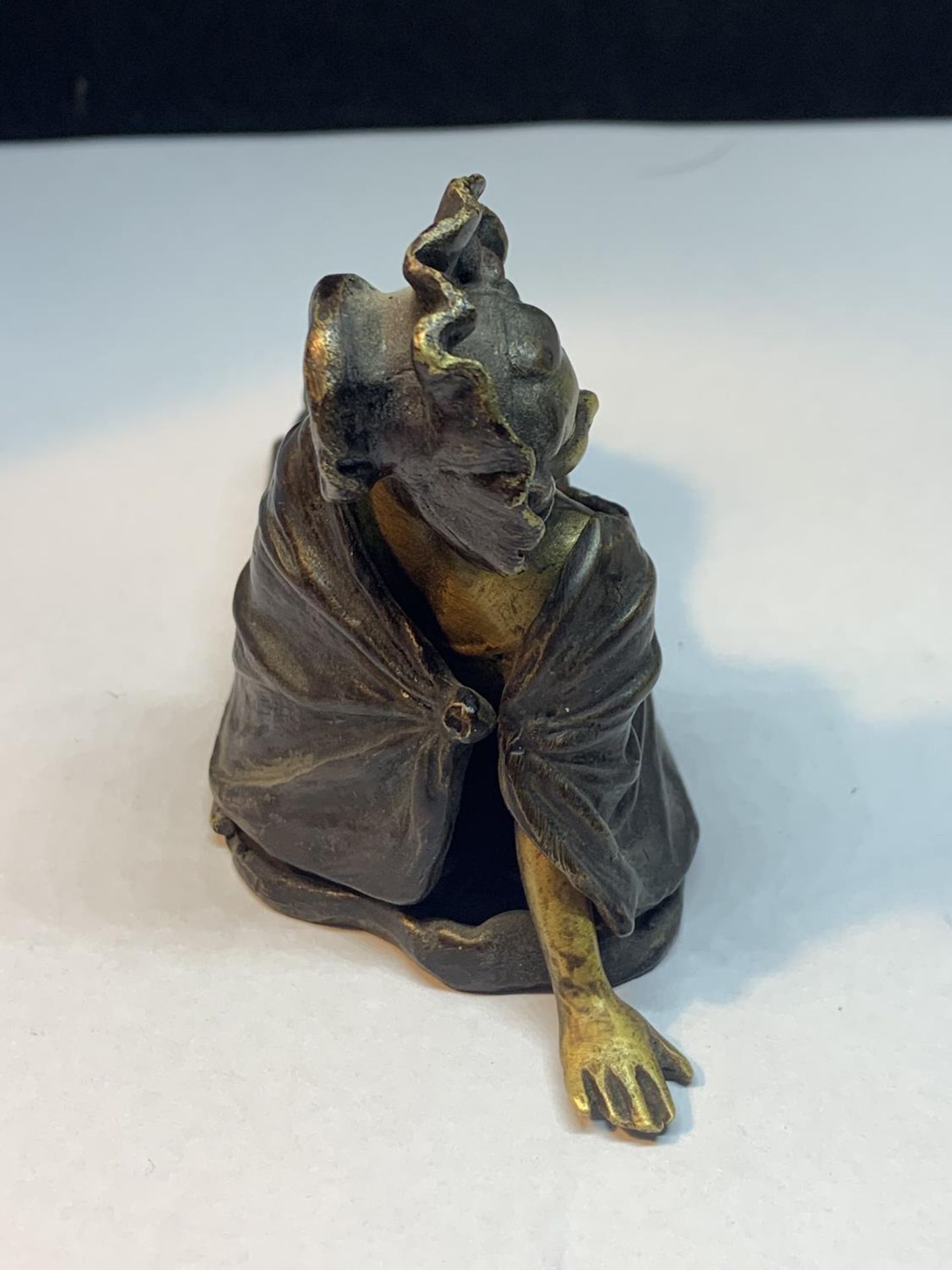 A COLD PAINTED BRONZE FIGURE WHICH OPENS OUT TO REVEAL A LADY ON A LILY PAD L:14cm - Image 5 of 5