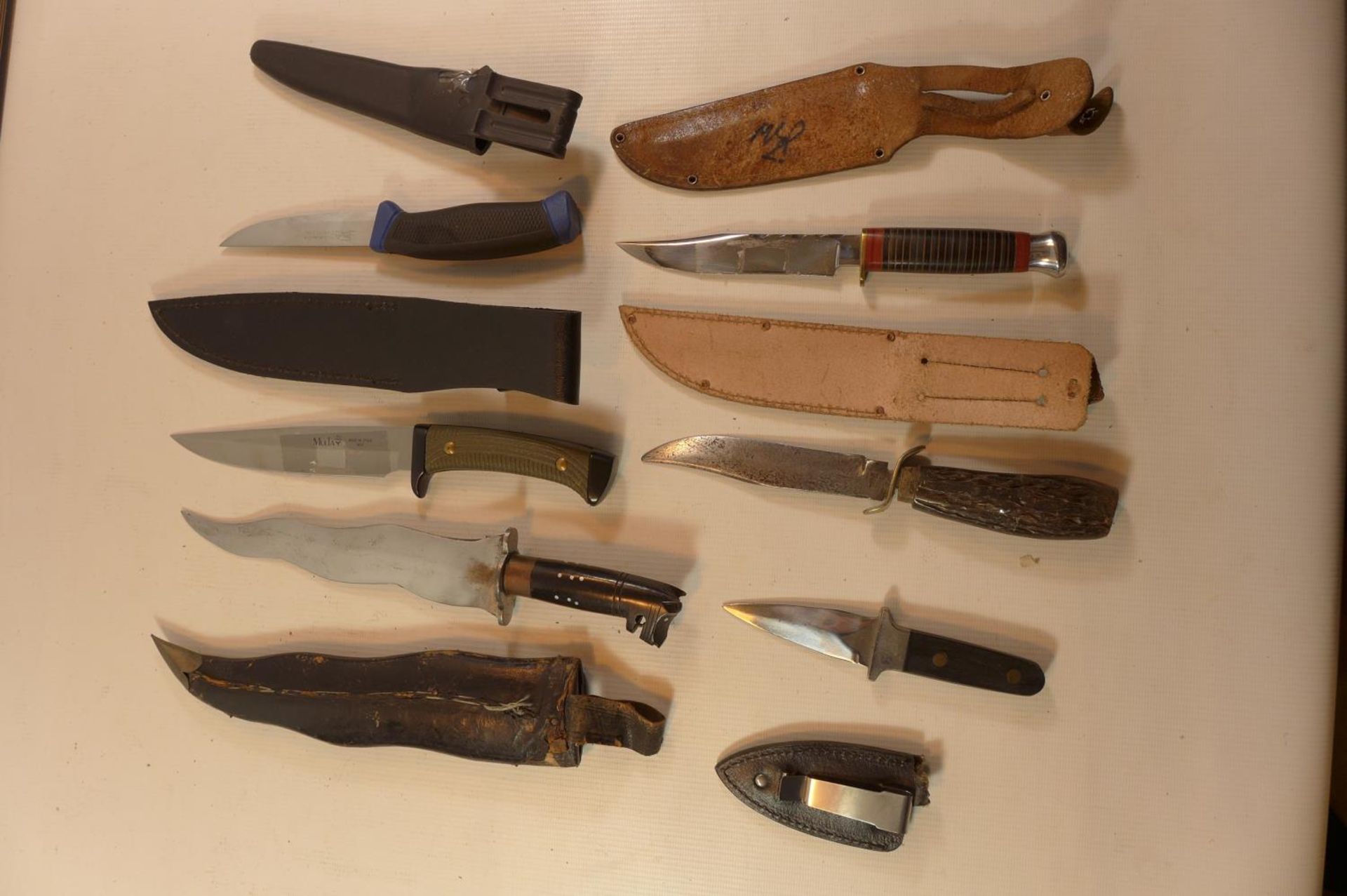 SIX ASSORTED HUNTING KNIVES, TO INCLUDE A BOWIE EXAMPLE, BLADE LENGTHS VARY FROM 8CM TO 20CM - Image 2 of 4