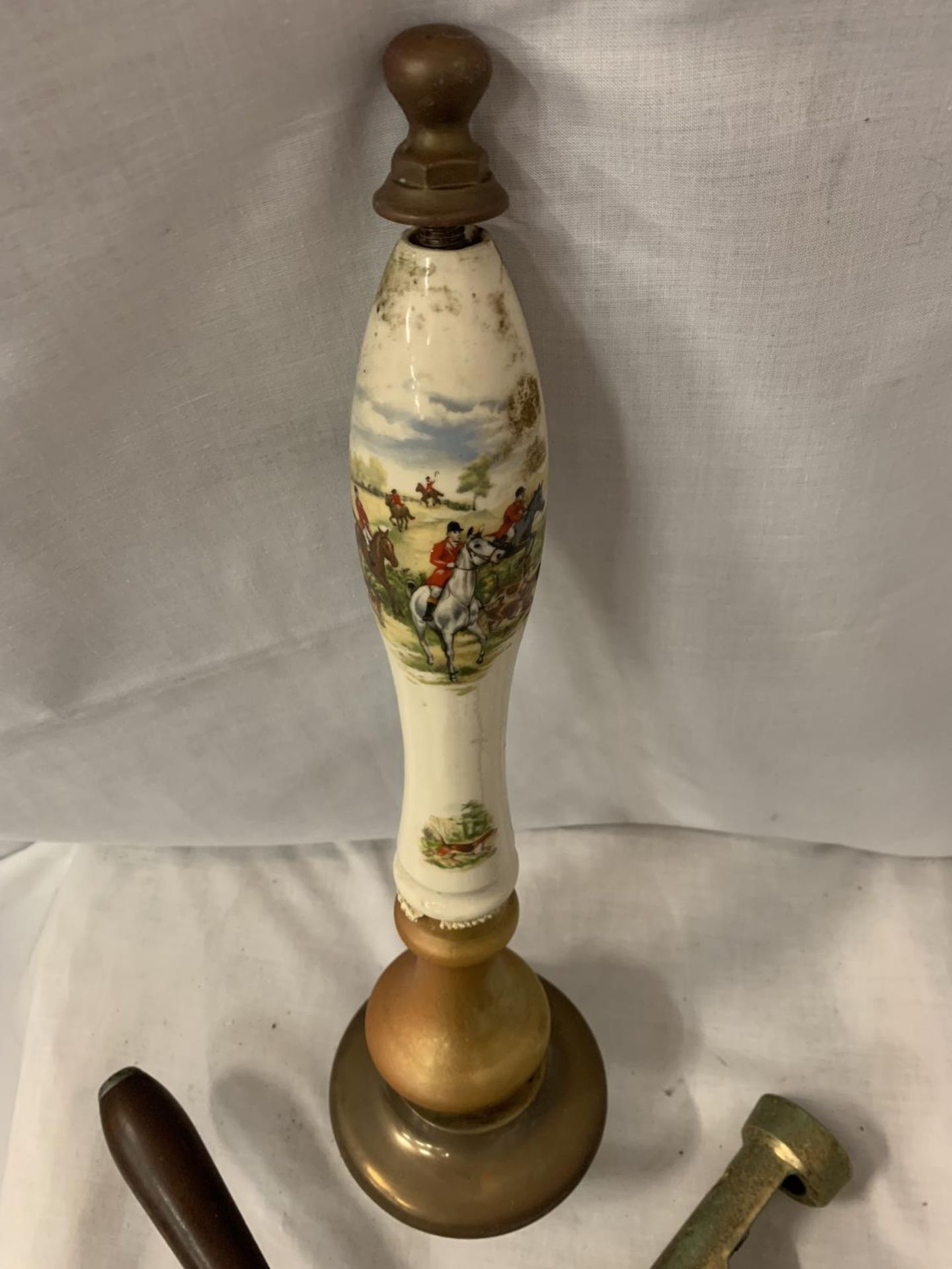 A VINTAGE BEER PUMP WITH HUNTING SCENE DECORATION - Image 2 of 4