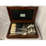 A MAHOGANY BOX WITH BRASS INLAY CONTAINING VARIOUS ITEMS OF FLATWARE