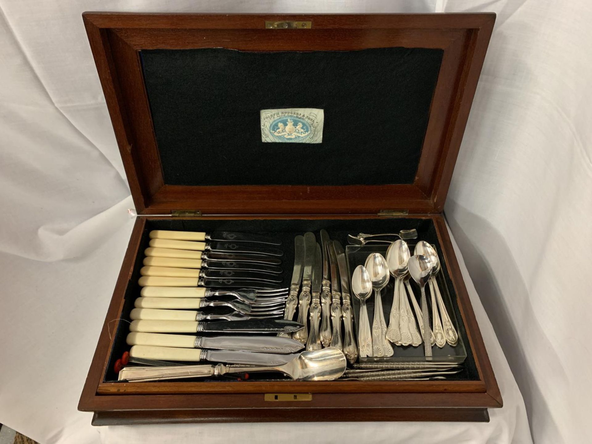 A MAHOGANY BOX WITH BRASS INLAY CONTAINING VARIOUS ITEMS OF FLATWARE