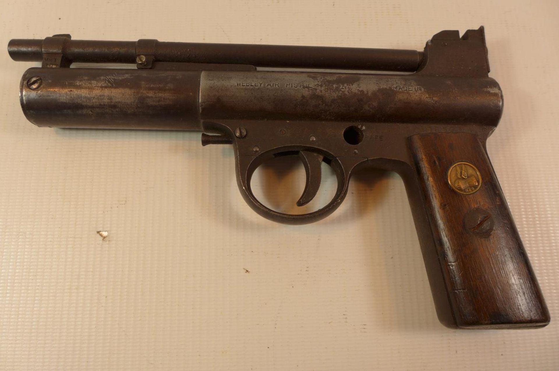 A WEBLEY AND SCOTT MARK I, 177 CALIBRE AIR PISTOL, WITH AN 18CM BARREL LACKING SAFETY.SERIAL