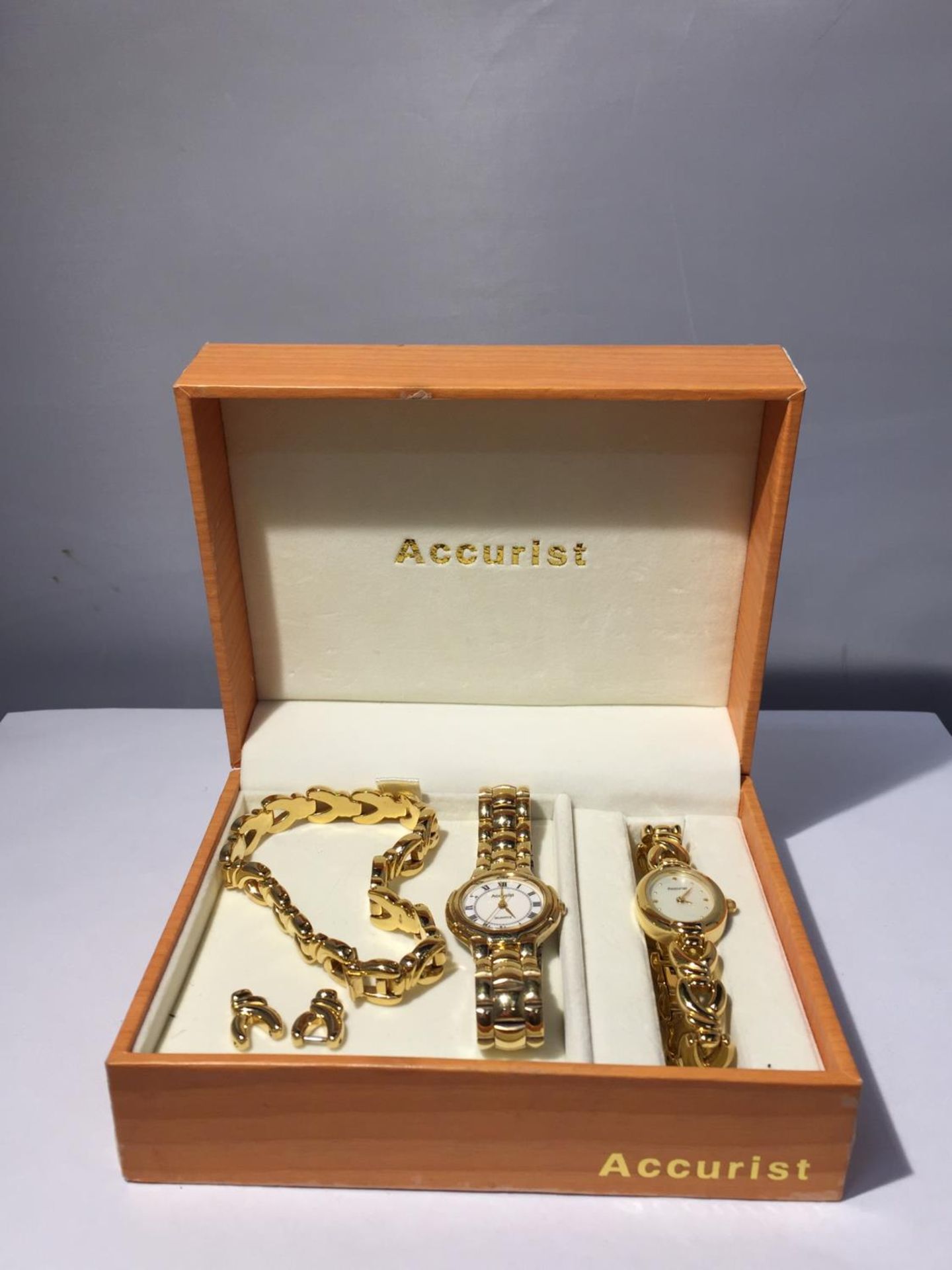 TWO LADIES ACCURIST WRISTWATCHES AND A BRACELET IN A WOODEN PRESENTATION BOX