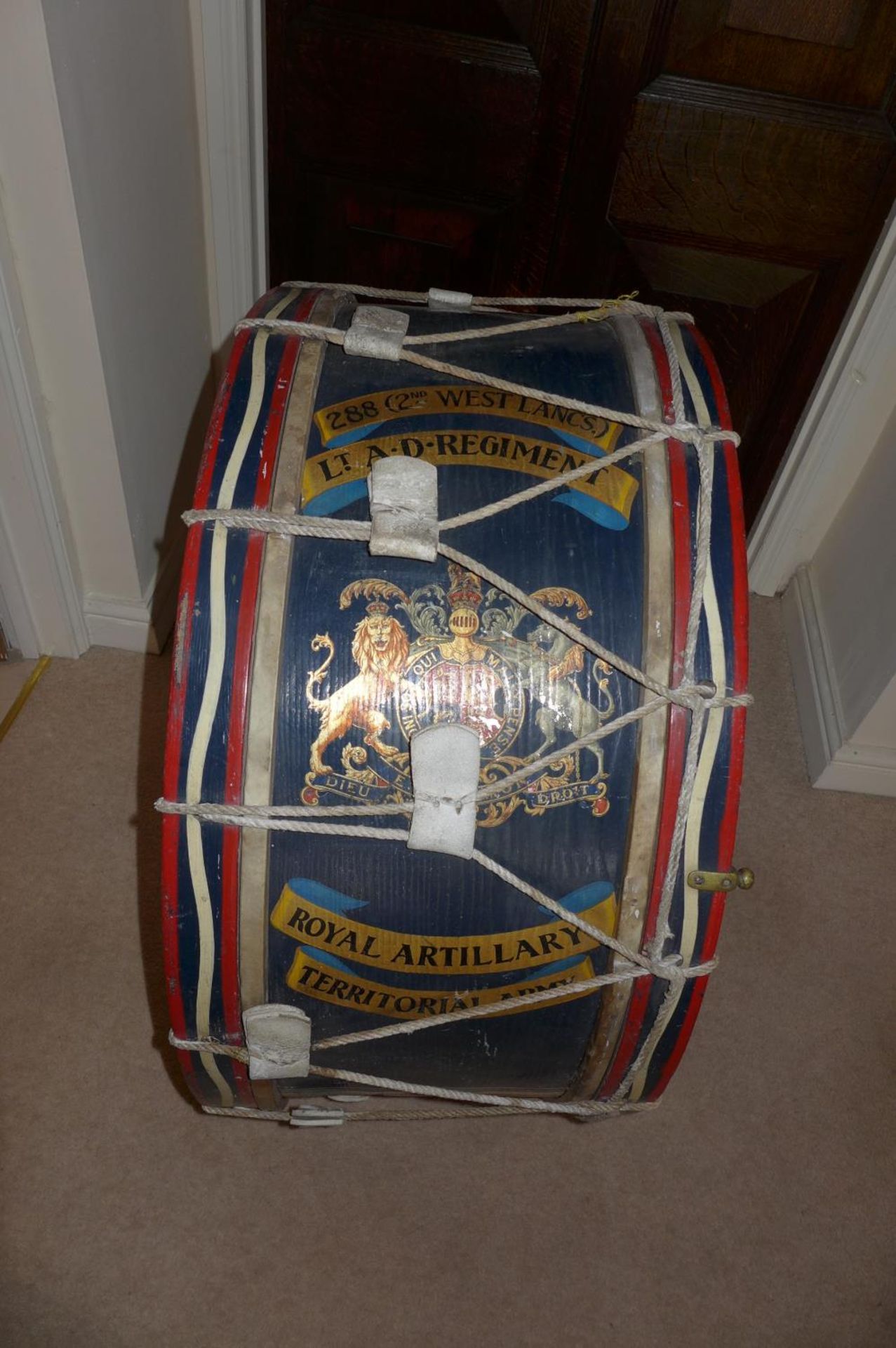 A LARGE EARLY 20TH CENTURY ROYAL ARTILLARY REGIMENTAL BASS DRUM, 82 CM DIAMETER, WITH ROYAL COAT - Image 2 of 17