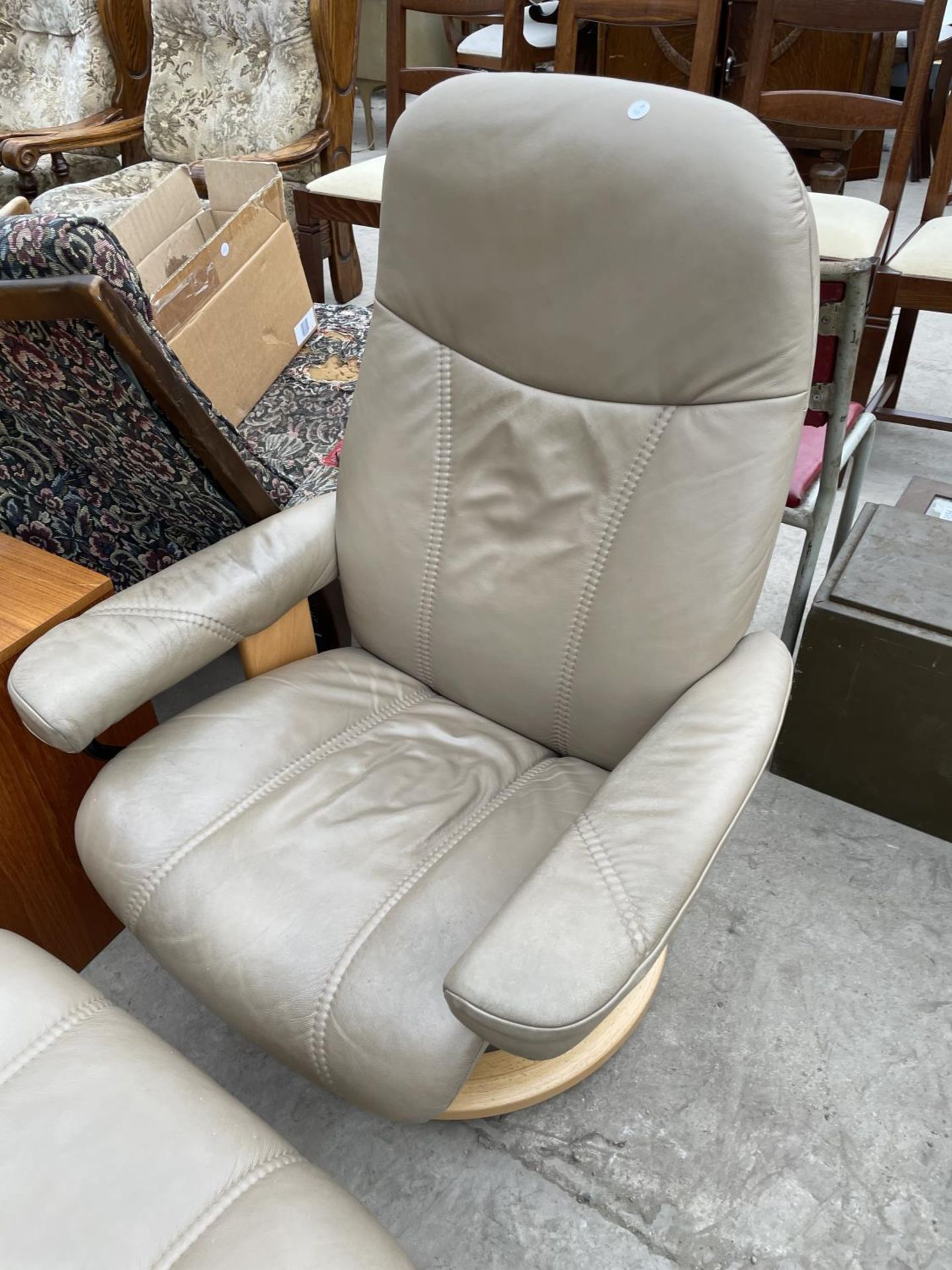 A STRESSLESS EKORNES RECLINER CHAIR COMPLETE WITH STOOL - Image 2 of 8