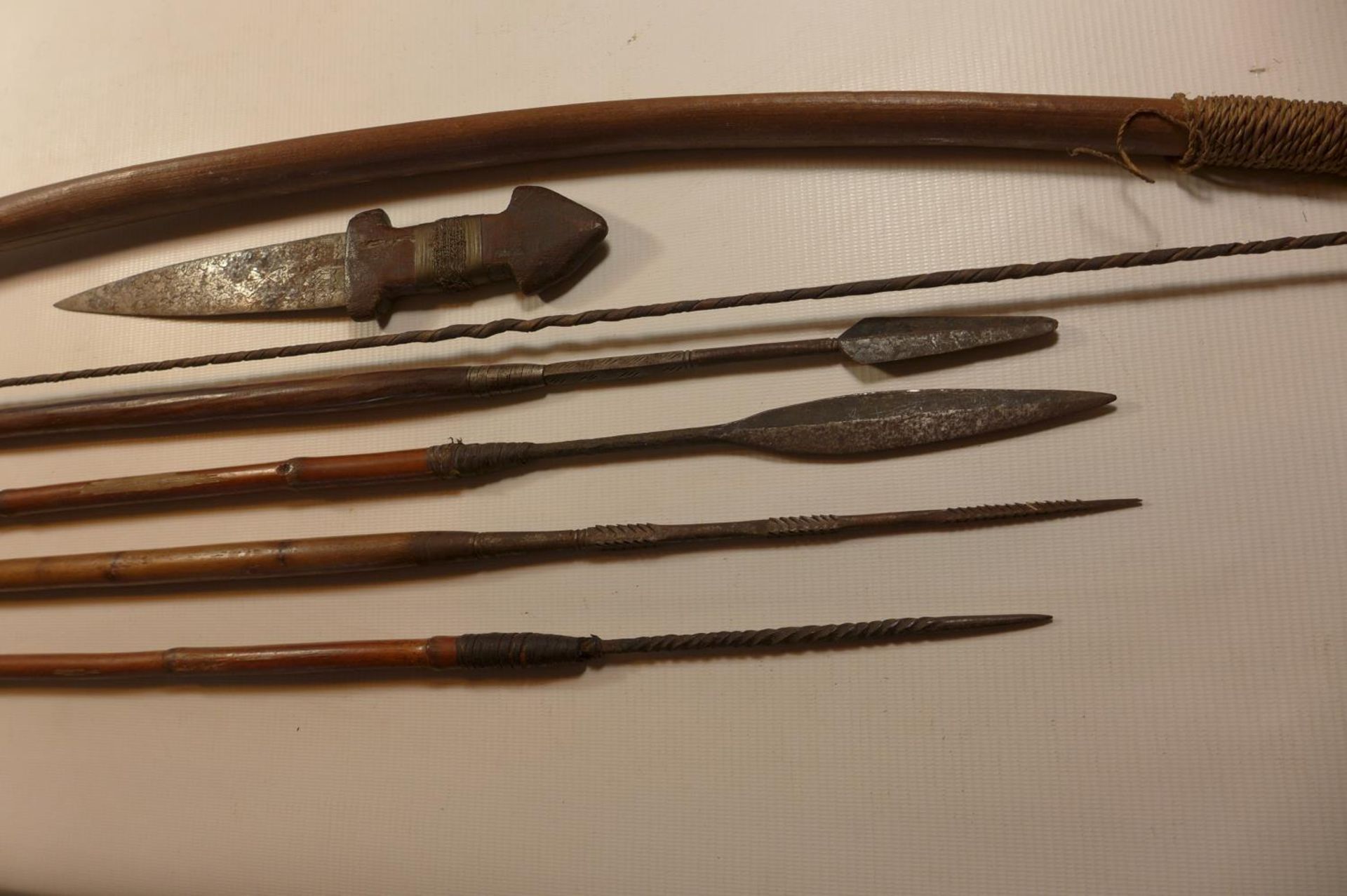 AN AFRICAN BOW, LENGTH 151CM 2 SPEARS, 2 FISHING SPEARS, AN AFRICAN KNIFE AND A WOODEN KNIFE - Image 2 of 5