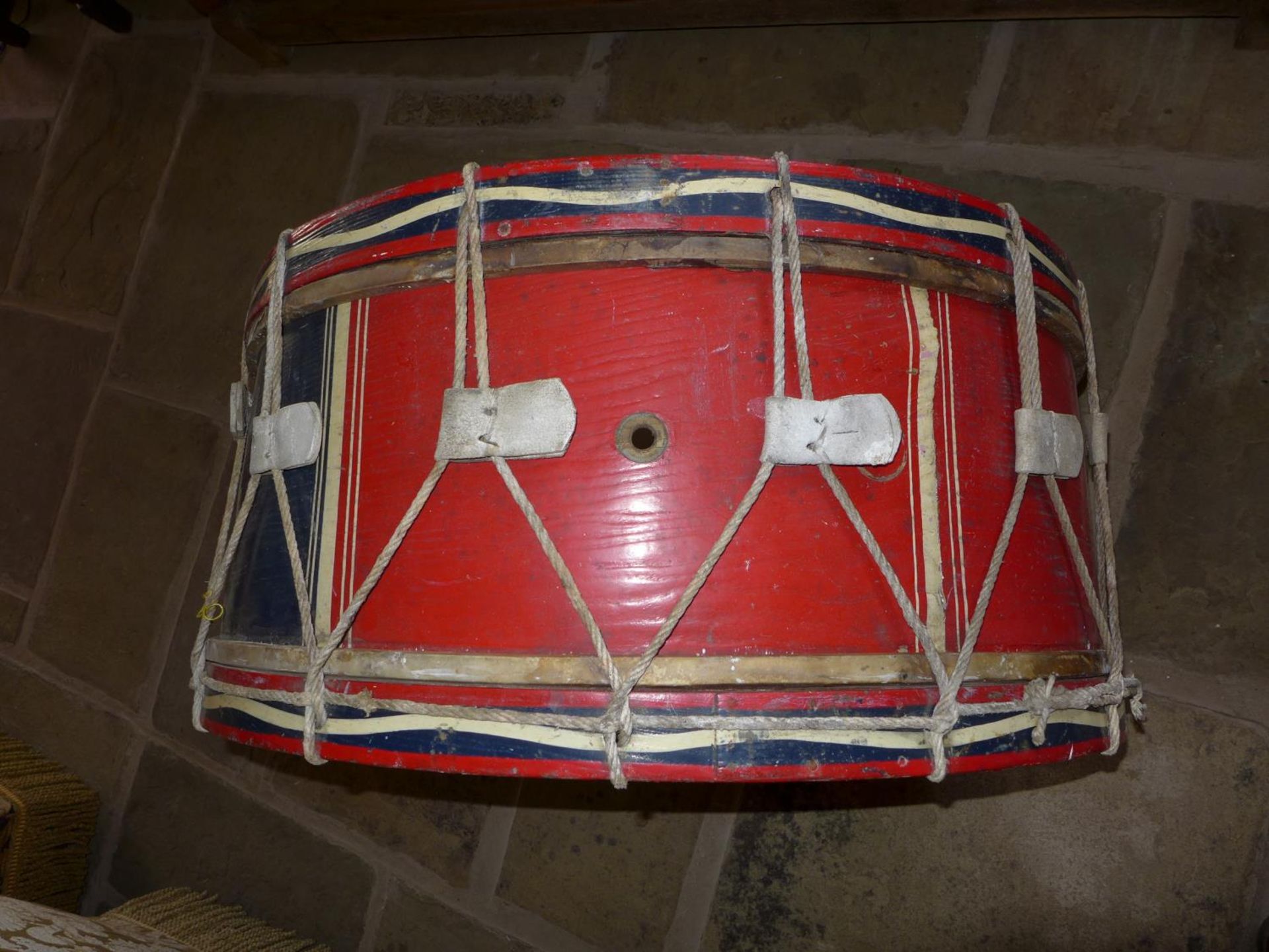 A LARGE EARLY 20TH CENTURY ROYAL ARTILLARY REGIMENTAL BASS DRUM, 82 CM DIAMETER, WITH ROYAL COAT - Image 14 of 17