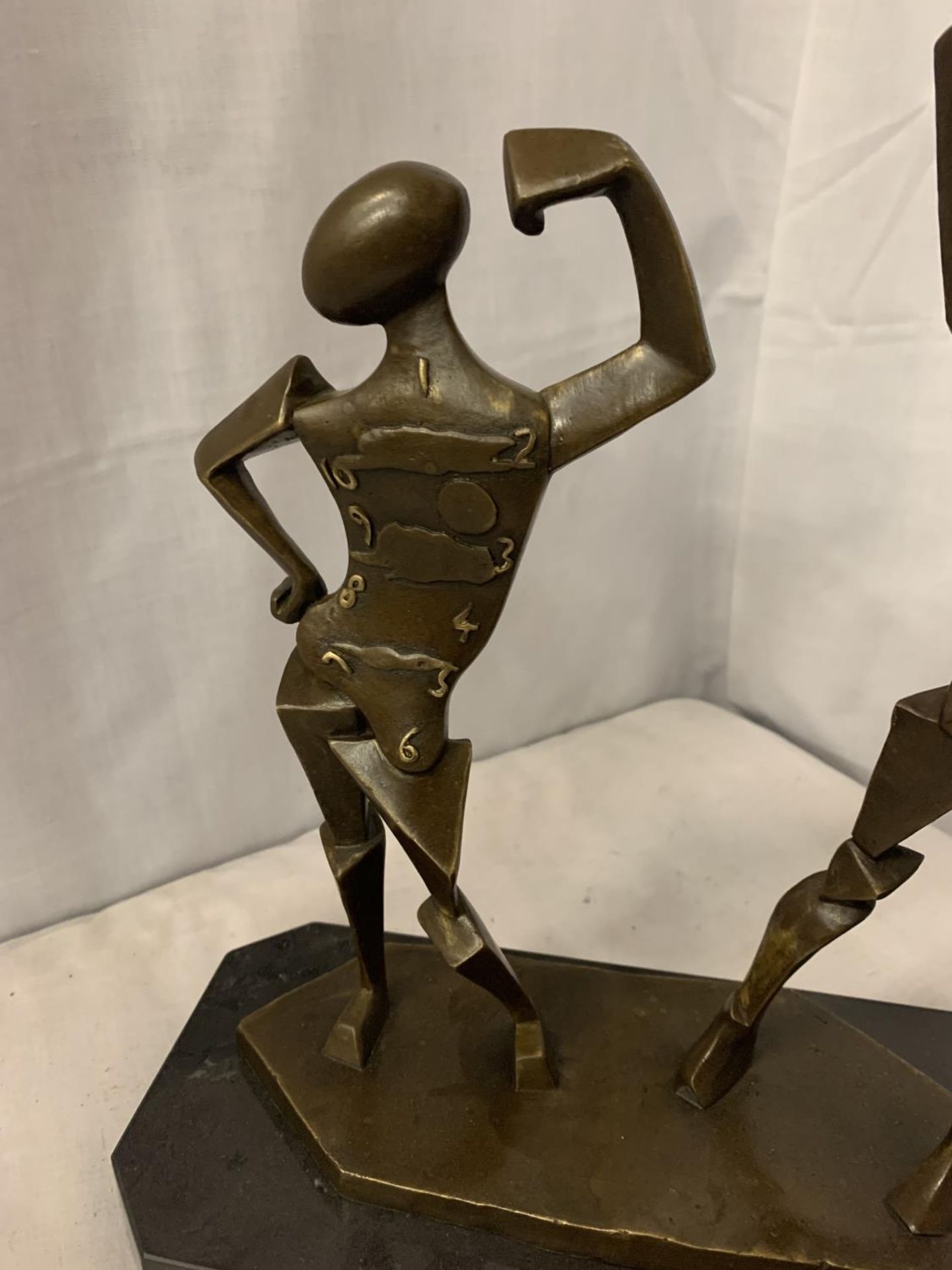 A BRONZE SCULPTURE OF TWO SALVADOR DALI FIGURES ON A MARBLE BASE H:35CM - Image 4 of 5