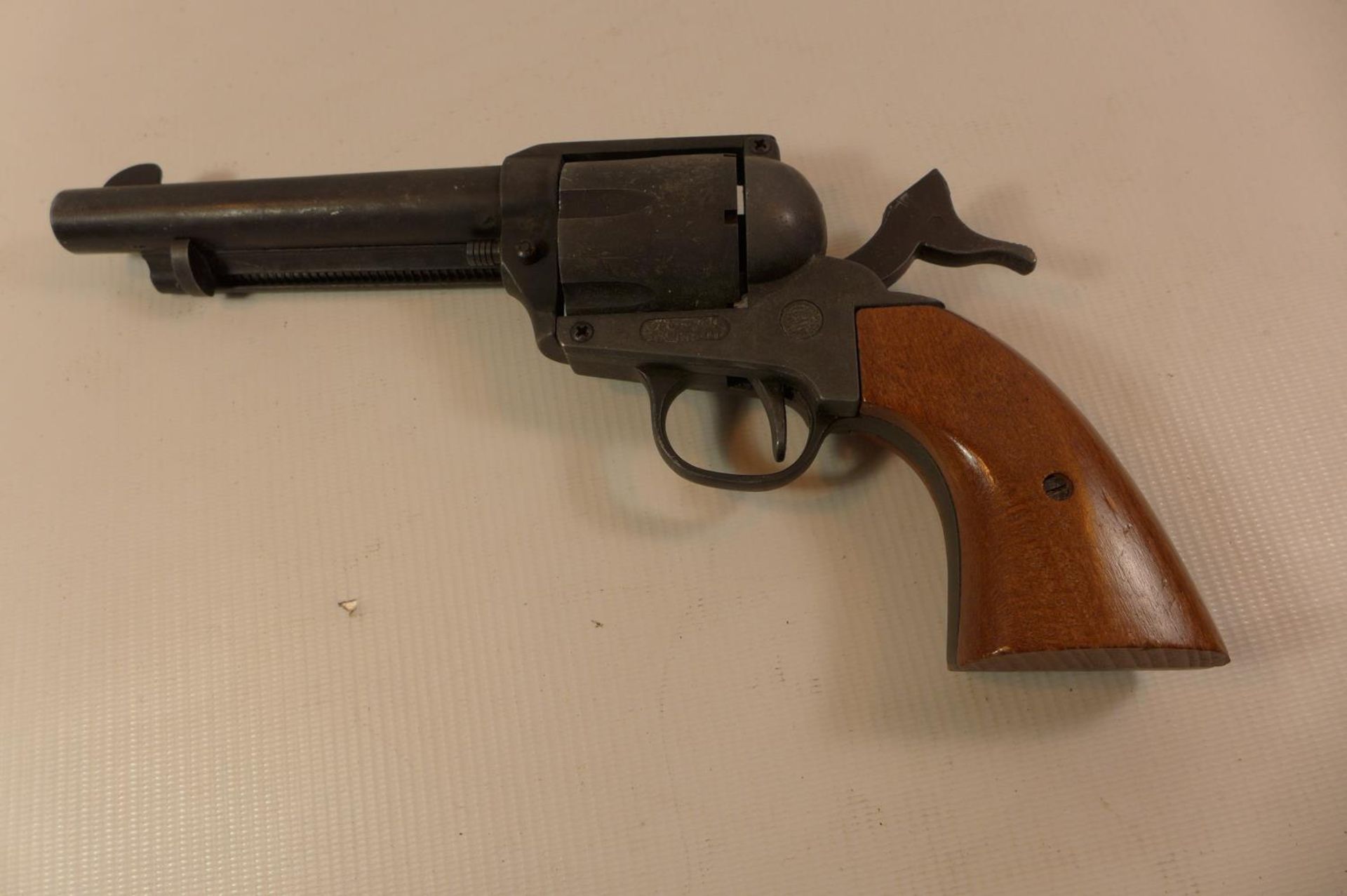 A REPLICA BLANK FIRING 380 CALIBRE REVOLVER WITH A 14CM BARREL - Image 4 of 5