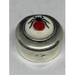 A MARKED SILVER PILL BOX WITH AN ENAMEL TOP WITH A RED BODIED INSECT