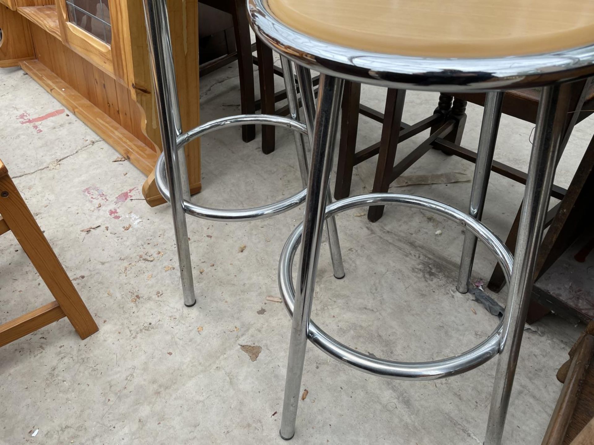 A PAIR OF MODERN CHROMIUM PLATED KITCHEN BAR STOOLS - Image 3 of 3