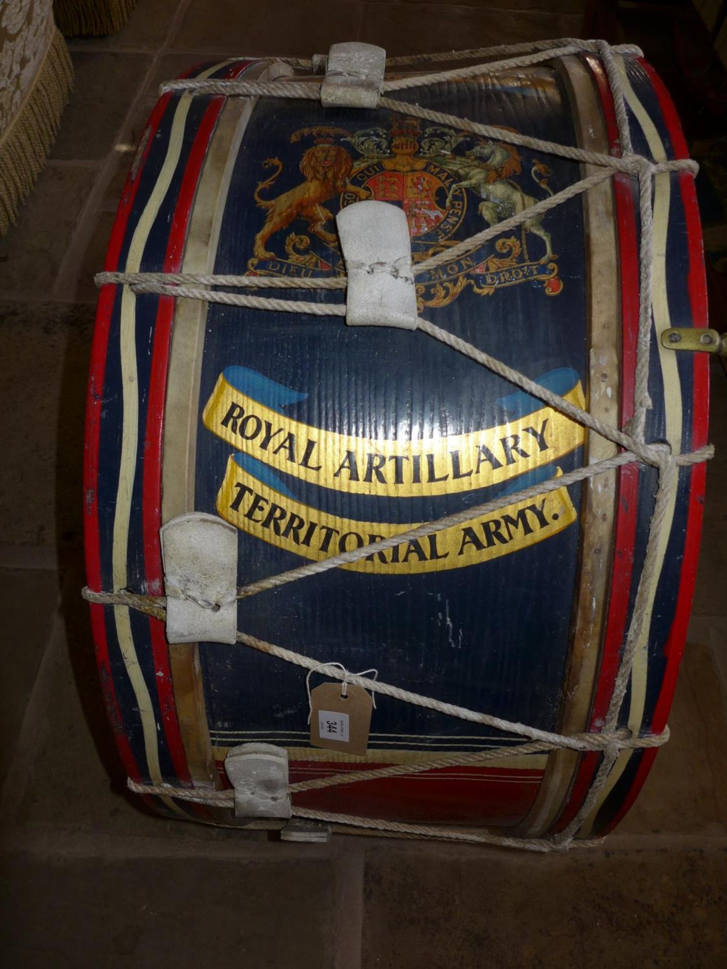 A LARGE EARLY 20TH CENTURY ROYAL ARTILLARY REGIMENTAL BASS DRUM, 82 CM DIAMETER, WITH ROYAL COAT - Image 10 of 17