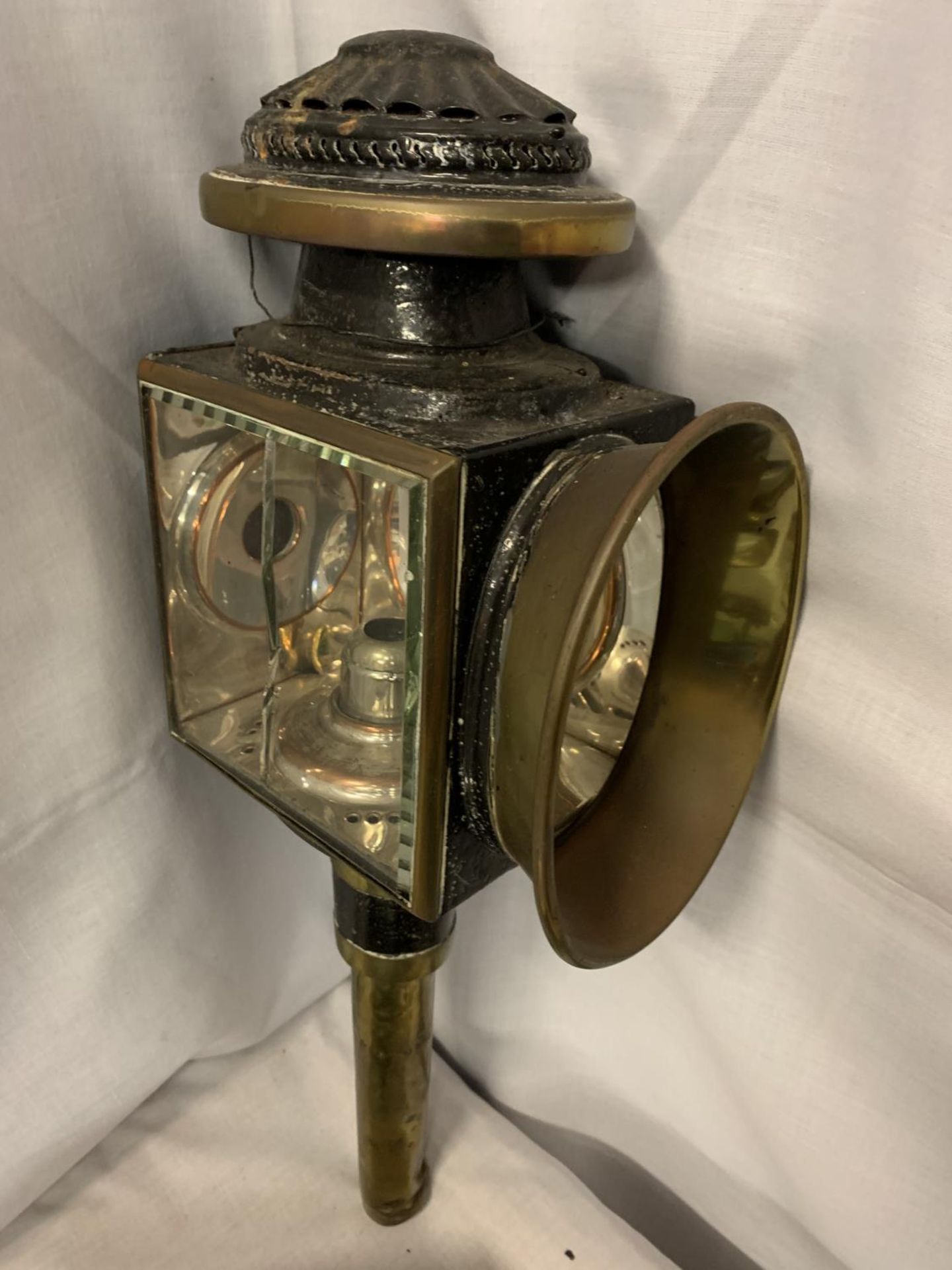 A PAIR OF VINTAGE BRASS COACHING LAMPS (ONE WITH GLASS A/F) - Image 3 of 5