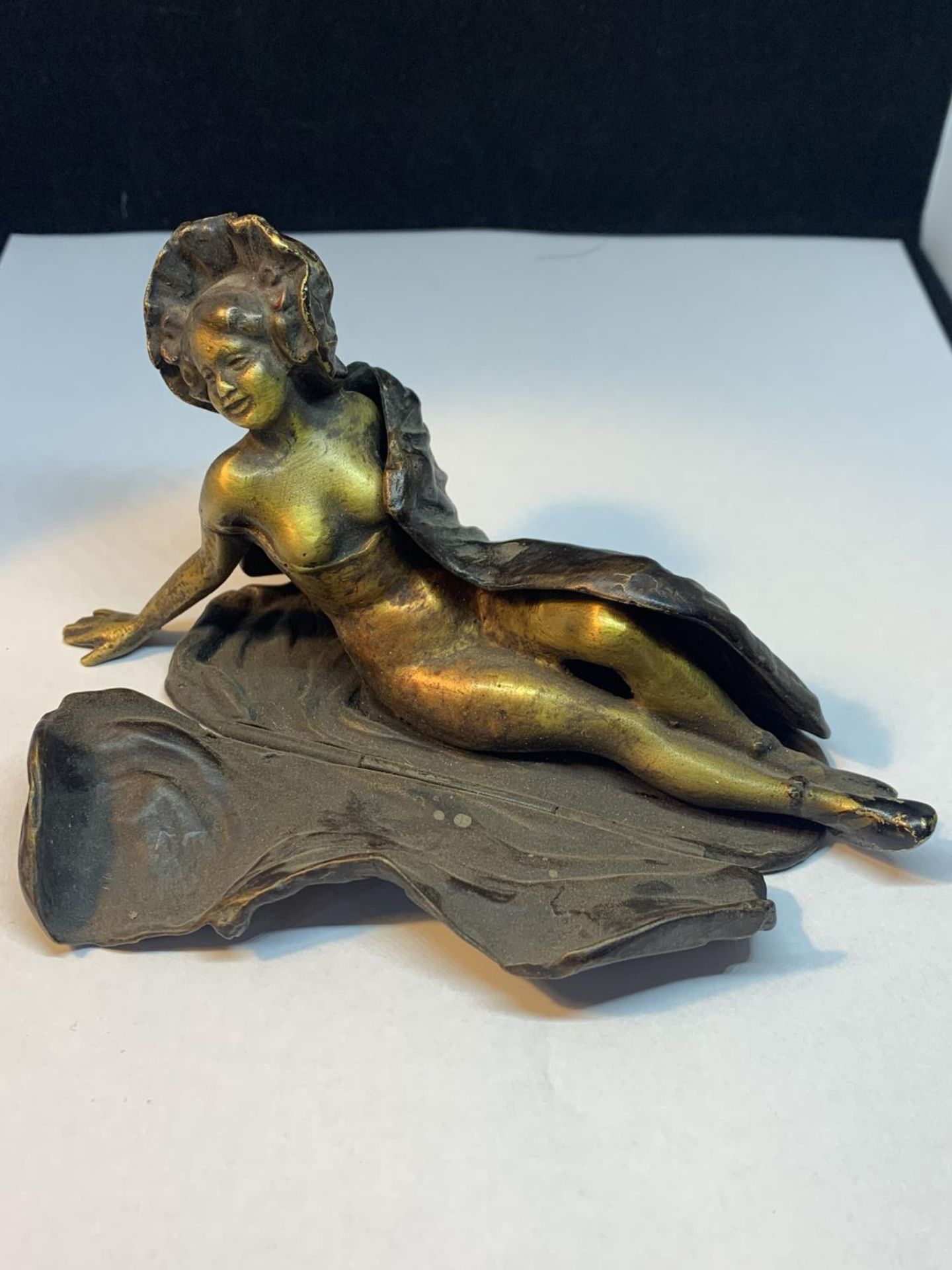 A COLD PAINTED BRONZE FIGURE WHICH OPENS OUT TO REVEAL A LADY ON A LILY PAD L:14cm - Image 2 of 5