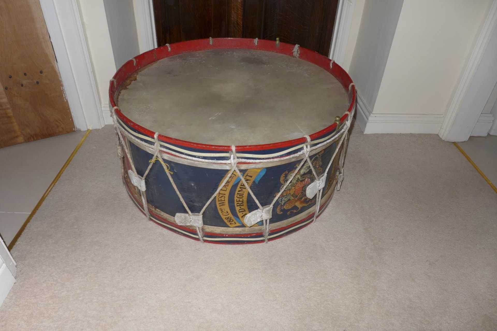 A LARGE EARLY 20TH CENTURY ROYAL ARTILLARY REGIMENTAL BASS DRUM, 82 CM DIAMETER, WITH ROYAL COAT - Image 6 of 17