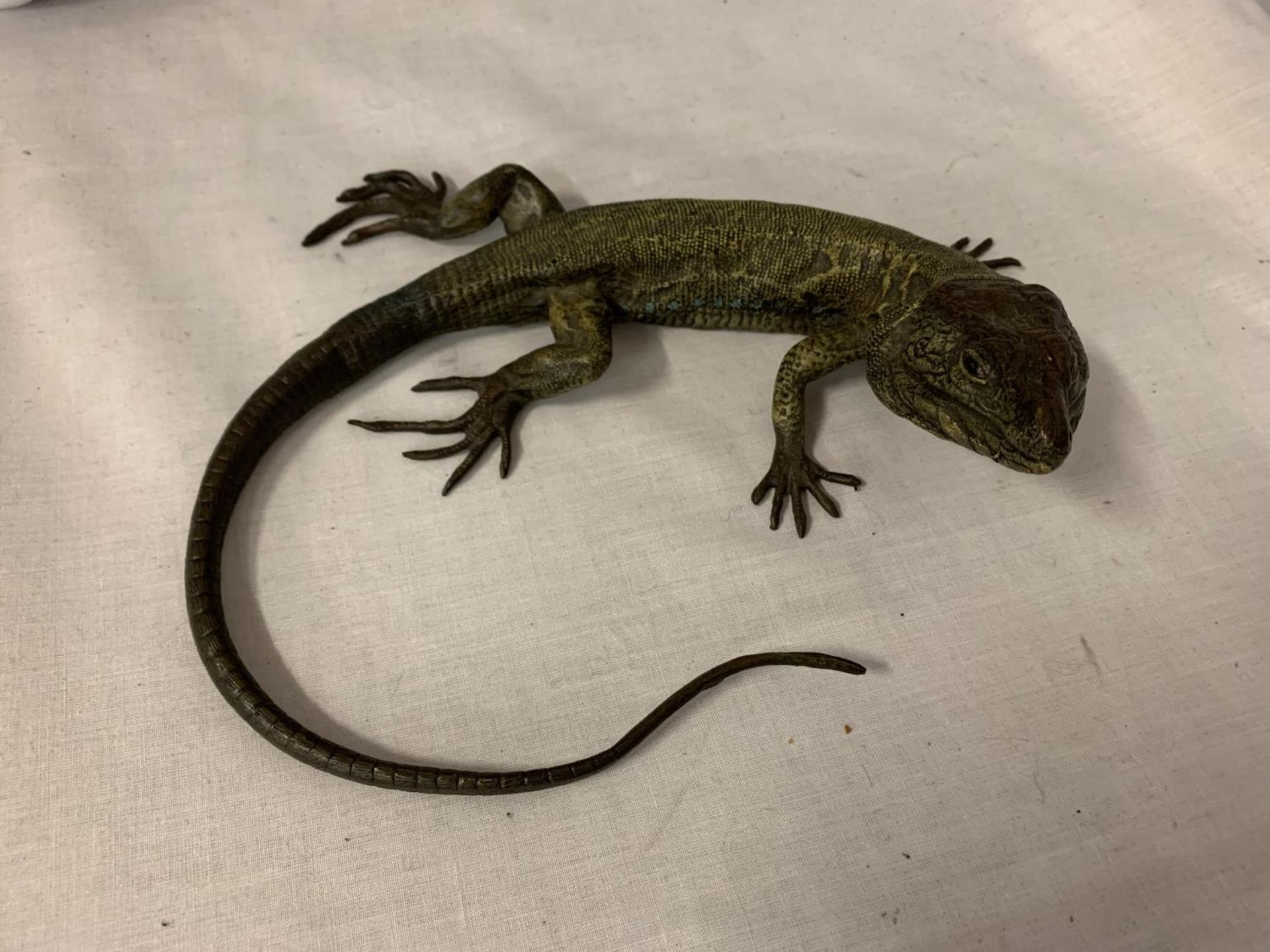 A COLD PAINTED BRONZE FIGURE OF A LIZARD