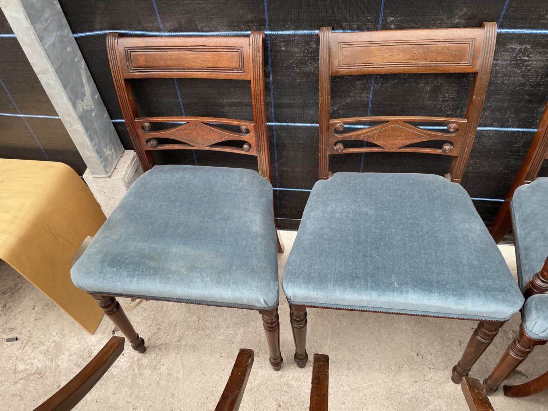 A SET OF SIX MAHOGANY 19TH CENTURY DINING CHAIRS ON TURNED FRONT LEGS, TO INCLUDE TWO CARVERS - Image 5 of 5