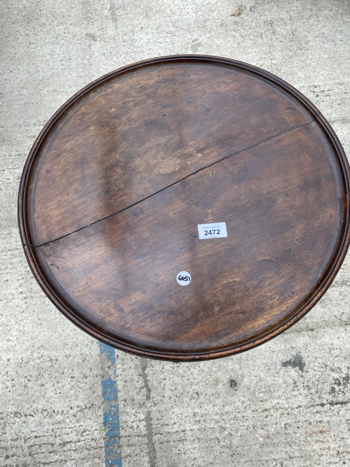 A VICTORIAN TRIPOD WINE TABLE - Image 2 of 3