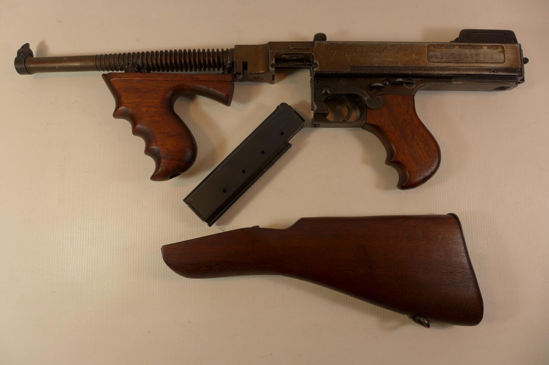 A REPLICA NON FIRING MODEL 1921 THOMPSON SUBMACHINE GUN, LENGTH 83CM - Image 6 of 8